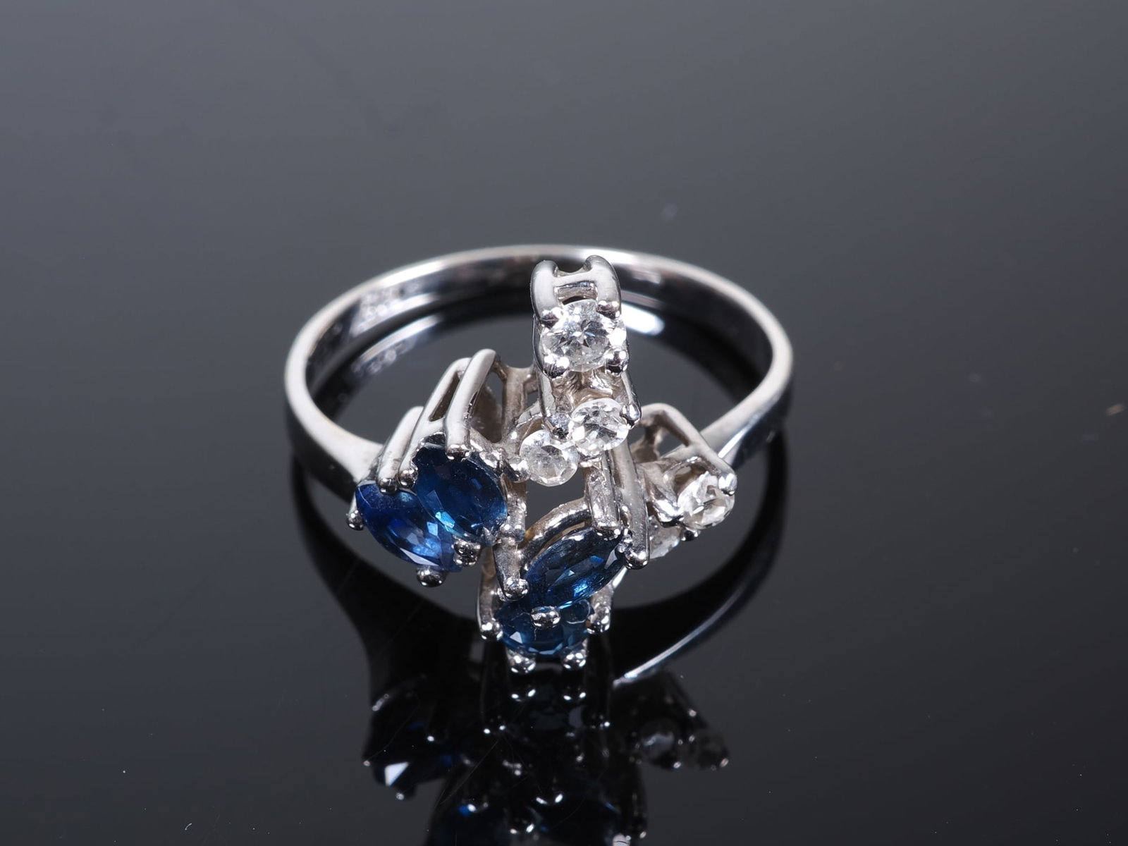 Brilliant-cut sapphire ring in 14K white gold (1 of 2)