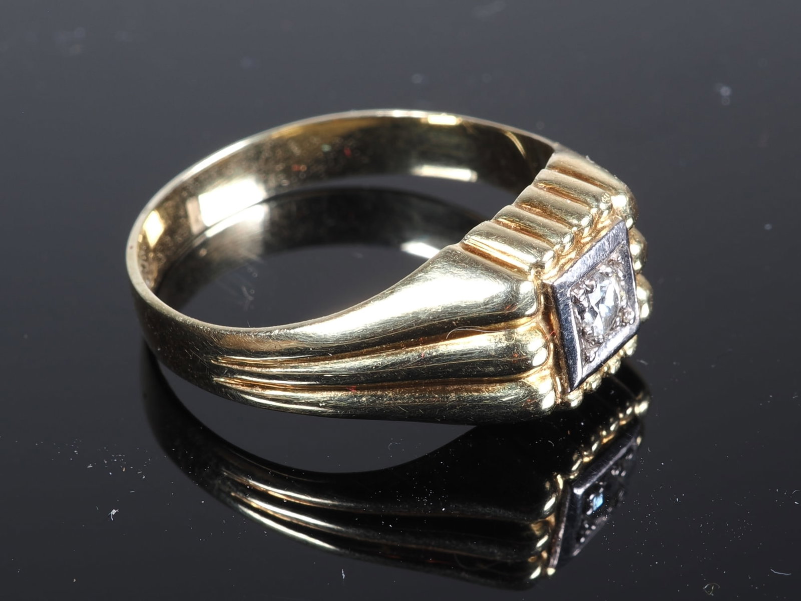 14K gold diamond ring, 1940s: 14K gold diamond ring, 1940s Total weight 2.4 g. Inner diameter approx. 16.9 mm. Hallmarked "585" on the inside.