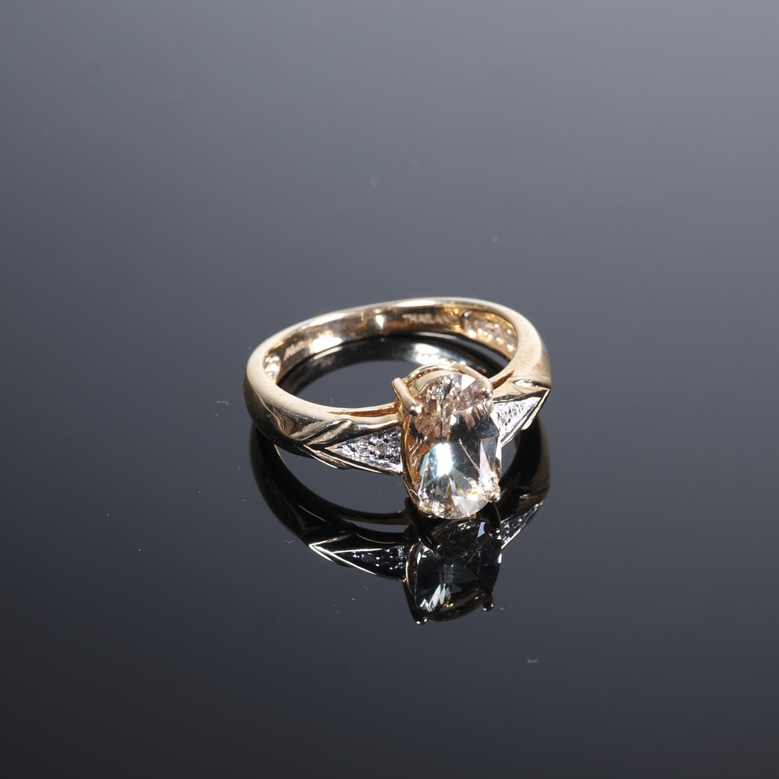 Zultanite and diamonds - Molloy ladies’ ring, 14K gold: Zultanite and diamonds - Molloy ladies’ ring, 14K gold585 yellow gold, 14 kt, ring head set with an oval, faceted zultanite from Turkey, approx. 1.40 ct, ring shoulders set with diamonds from Africa