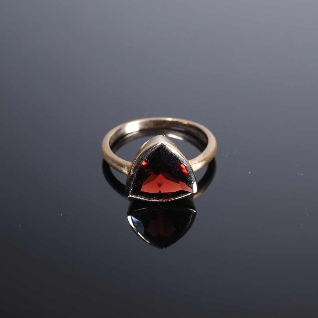 AAA Mozambique garnet gold ring with trilliant-cut stone (1 of 2)