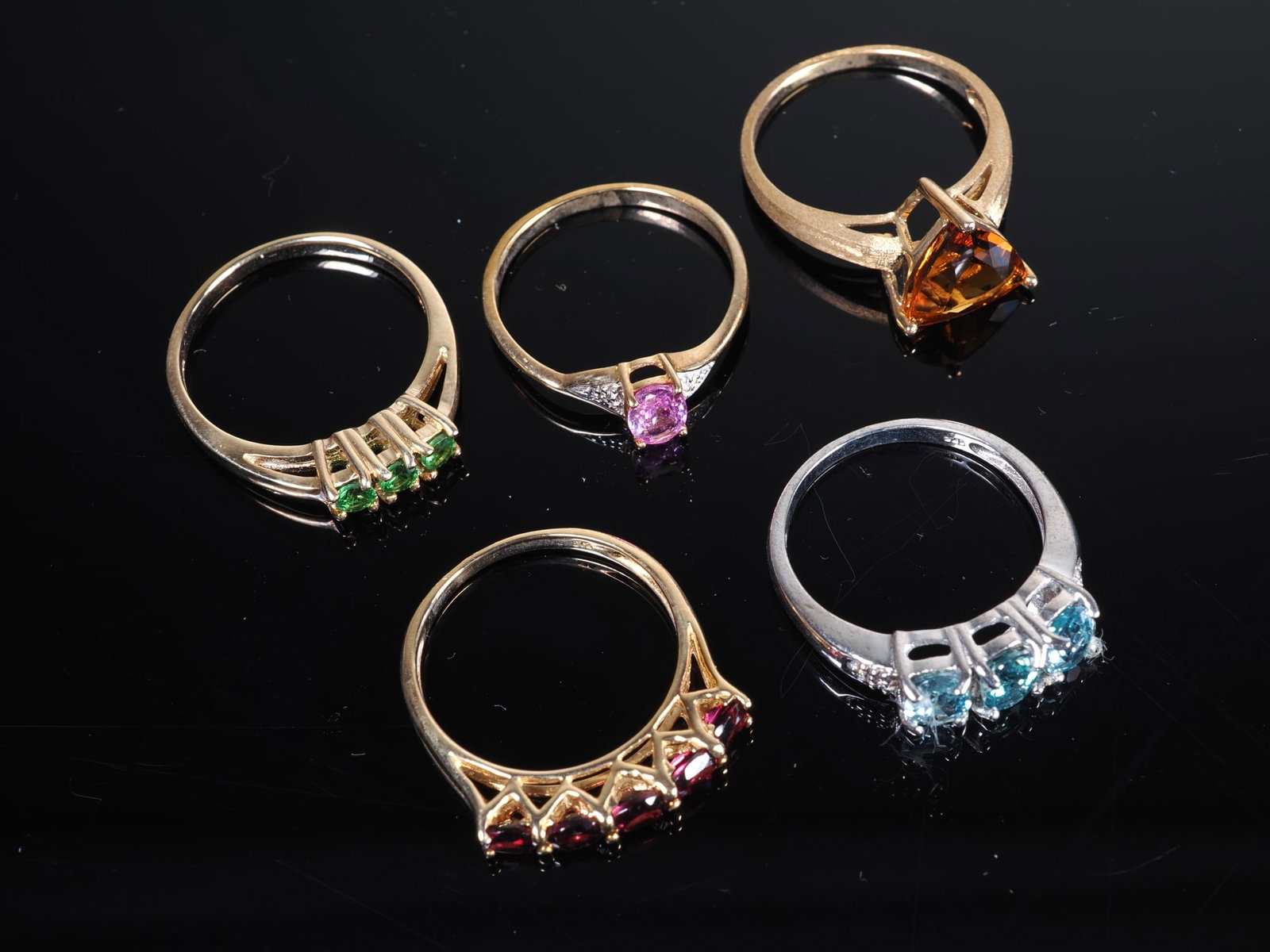 5 ladies’ rings with gemstones, 9-carat gold: 5 ladies’ rings with gemstones, 9-carat goldAll 375/000 gold with Juwelo certificates. 1.) Amblygonite white gold ring 2.) Brazilian rhodolite gold ring 3.) Pink Ceylon sapphire gold ring 4.) AAA