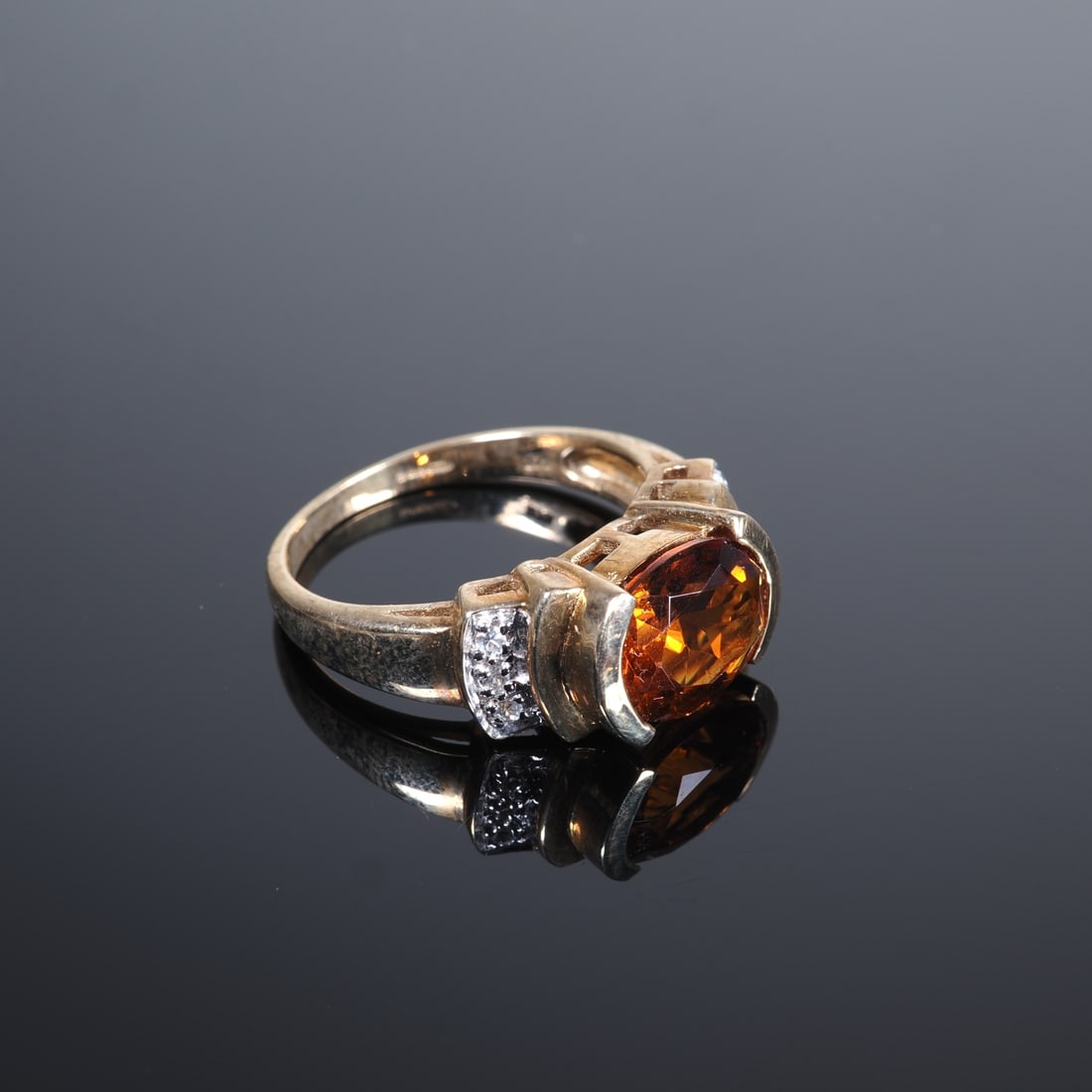 Madeira Citrine Gold Ring: Madeira Citrine Gold Ring9ct yellow gold, 375/000 fineness, ring head set with 1 oval-cut citrine from Brazil, approx. 2.2ct, ring shoulders set with 6 white sapphires, virtually as new and unworn,