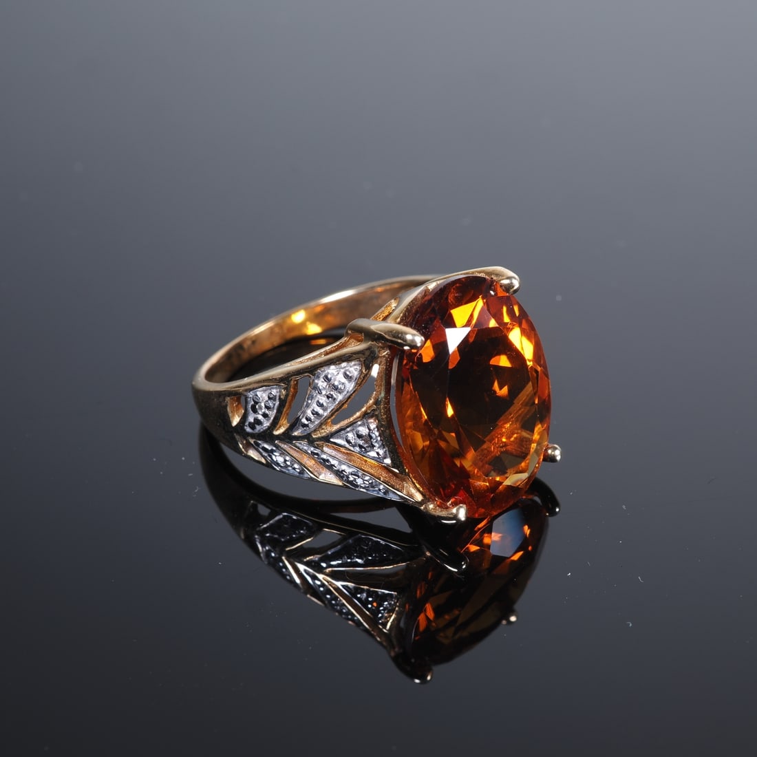 Madeira Citrine Gold Ring: Madeira Citrine Gold Ring9ct yellow gold, 375/000 fineness, ring head set with 1 large oval-cut citrine from Brazil, approx. 7.64ct, ring shoulders set with 10 diamonds, virtually as new and unworn,