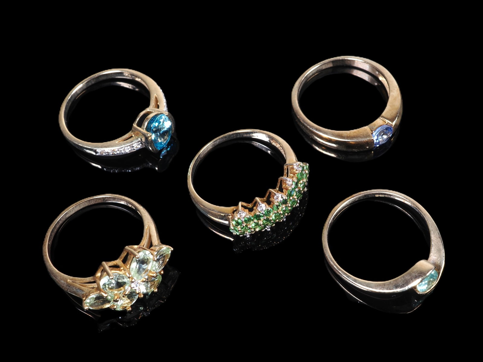 5 ladies’ rings with gemstones, 9 carat yellow gold: 5 ladies’ rings with gemstones, 9 carat yellow goldAll 375/000 yellow gold with Juwelo certificates. 1.) AAA Tsavorite gold ring 2.) Chameleon Tanzanite gold ring 3.) Brazilian Paraiba Tourmaline
