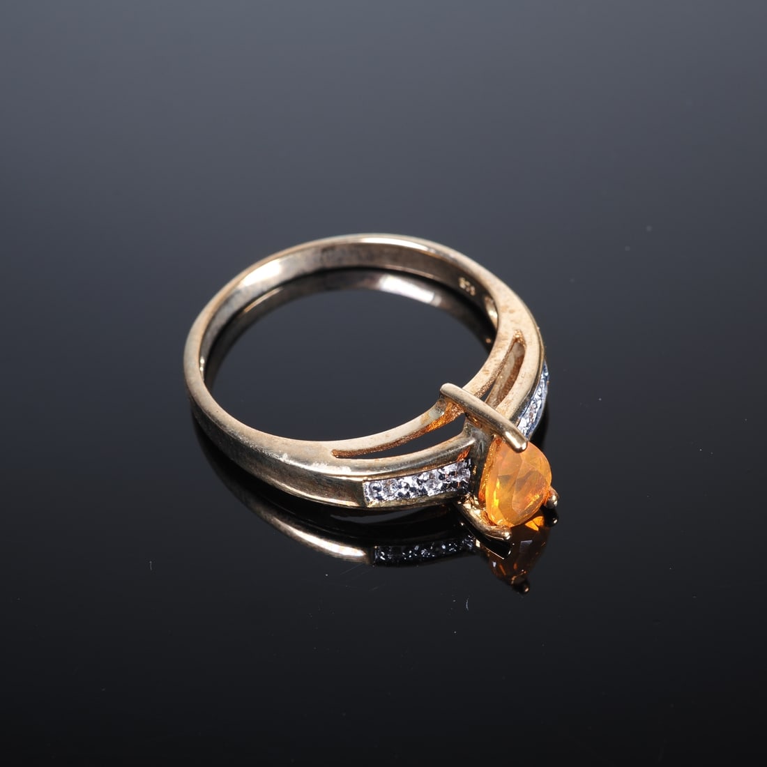 Buriti Fire Opal Gold Ring: Buriti Fire Opal Gold Ring9ct yellow gold, 375/000 fineness, ring head set with a Buriti fire opal from Brazil, approx. 0.30ct, ring shoulders set with 4 zircons, virtually as new and unworn, inner