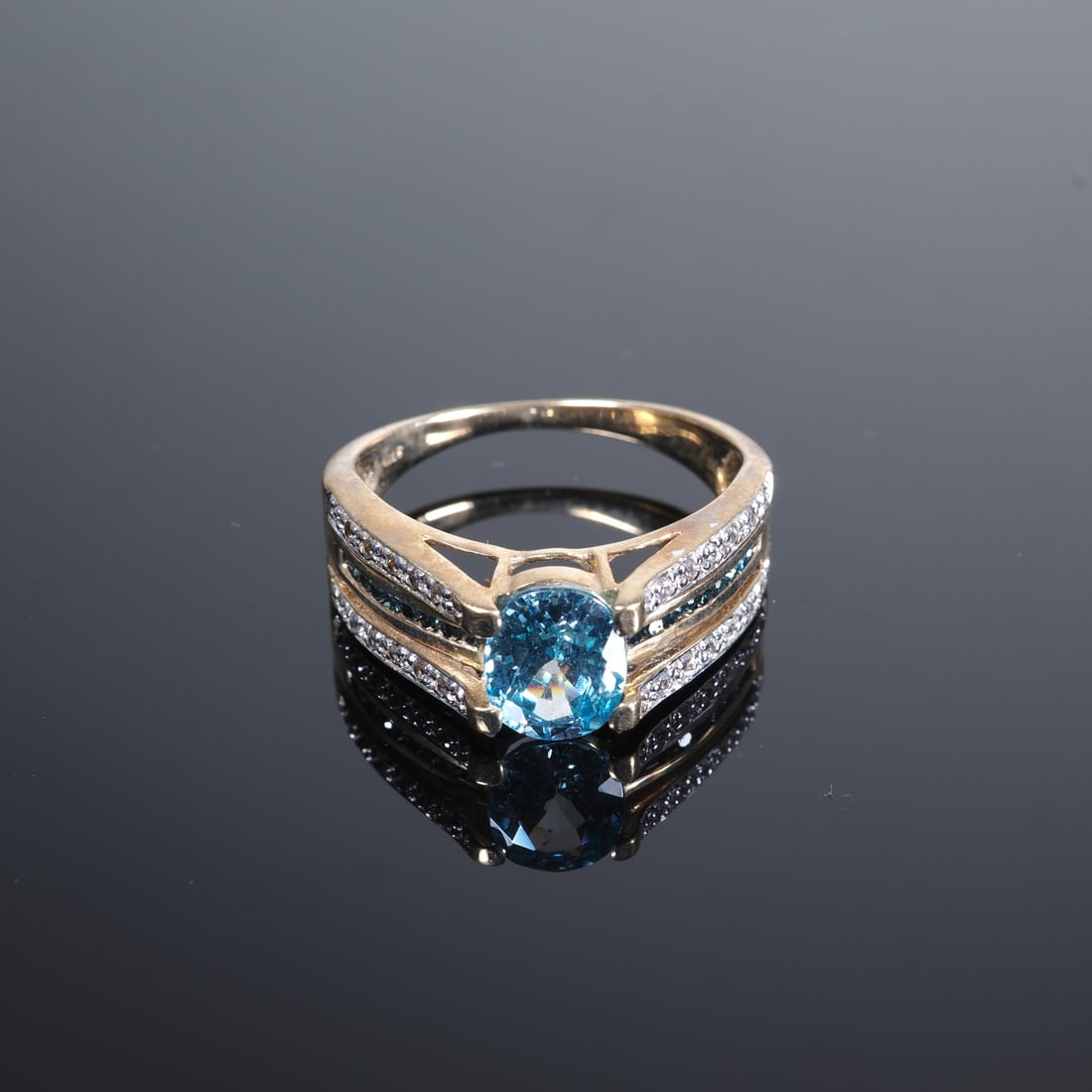 Ratanakiri Zircon Gold Ring: Ratanakiri Zircon Gold Ring9ct yellow gold, 375/000 fineness, ring head set with an oval-cut zircon from Cambodia, approx. 1.95ct, ring shoulders set with 18 royal blue diamonds and 24 white sapphires