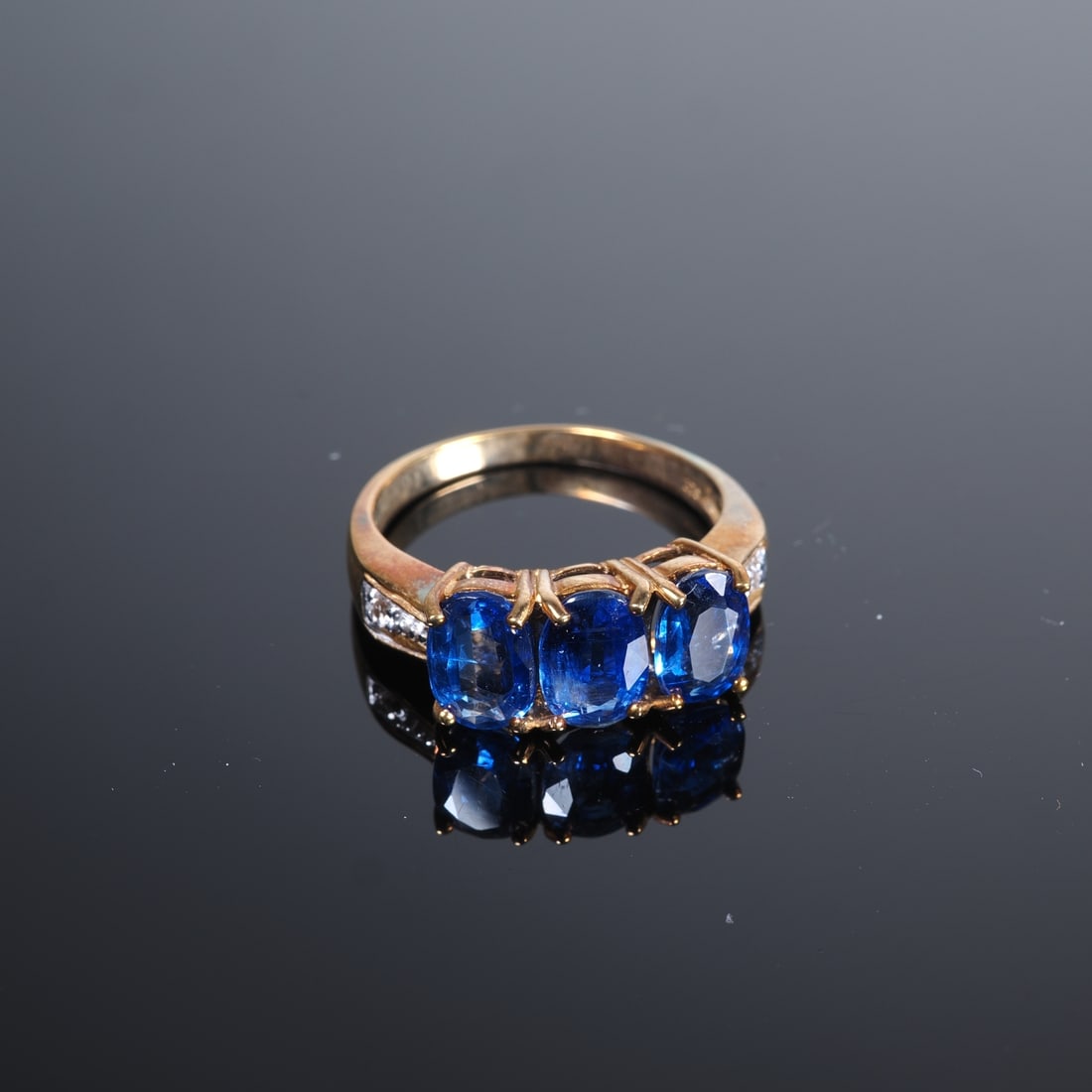 Tibetan Kyanite Gold Ring: Tibetan Kyanite Gold Ring9ct yellow gold, 375/000 fineness, ring head set with 3 oval-cut kyanite stones from Tibet, approx. 2.2ct, ring shanks set with zircons, virtually as new and unworn, inner