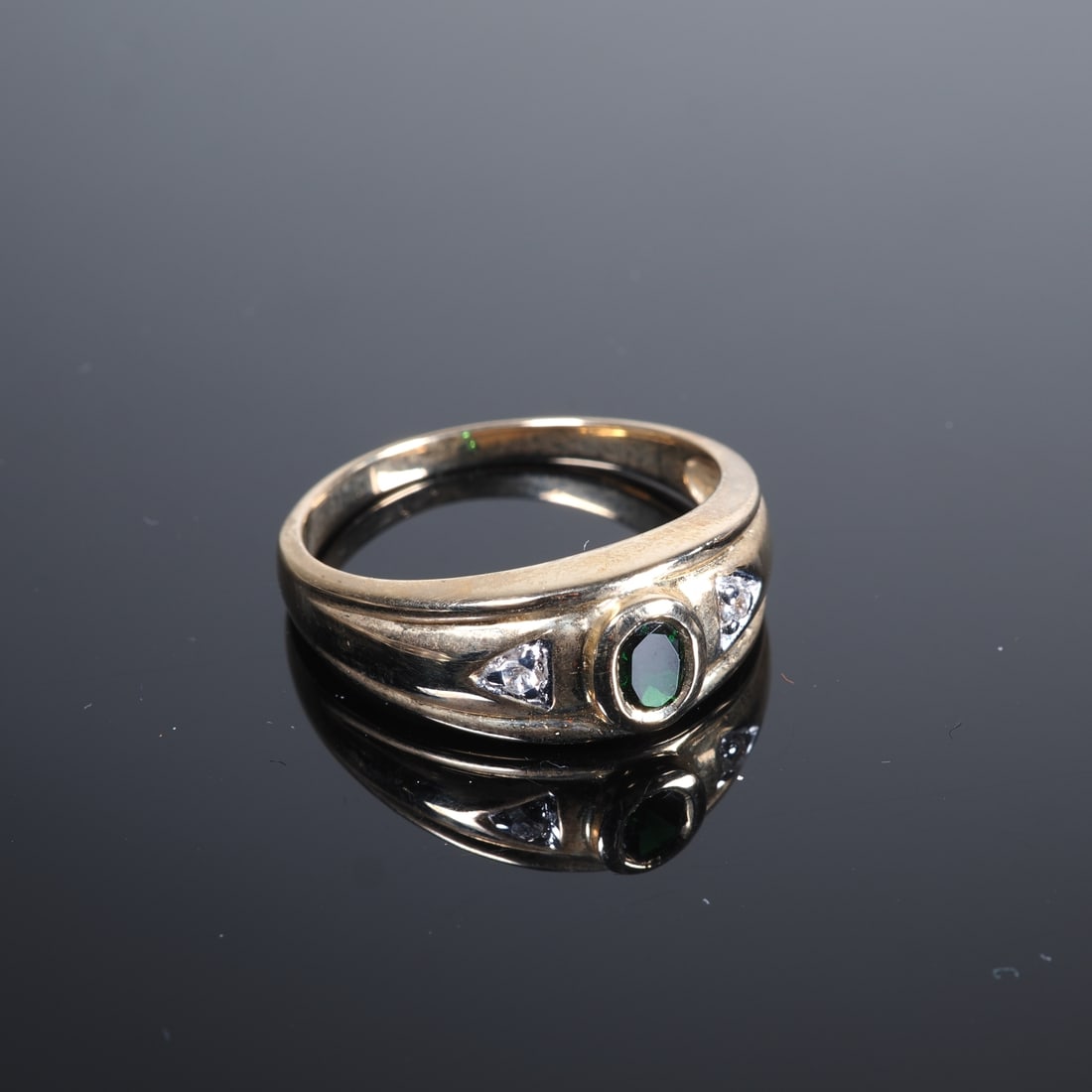 AAA Tsavorite Men's Gold Ring: AAA Tsavorite Men's Gold Ring9ct yellow gold, 375/000 fineness, ring head set with an oval-cut tsavorite from Kenya, approx. 0.32ct, ring shoulders set with 2 white sapphires, virtually new and unworn