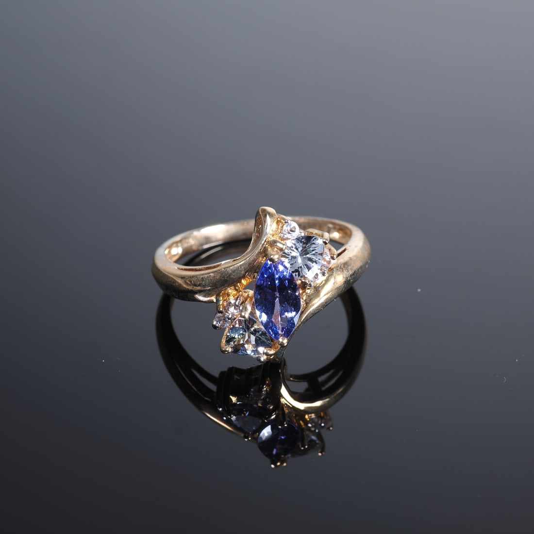 Exceptional tanzanite gold ring: Exceptional tanzanite gold ring9ct yellow gold, 375/000 fineness, ring head set with a large tanzanite approx. 0.41ct and 2 chameleon tanzanites approx. 0.51ct, as well as 6 white brilliant-cut