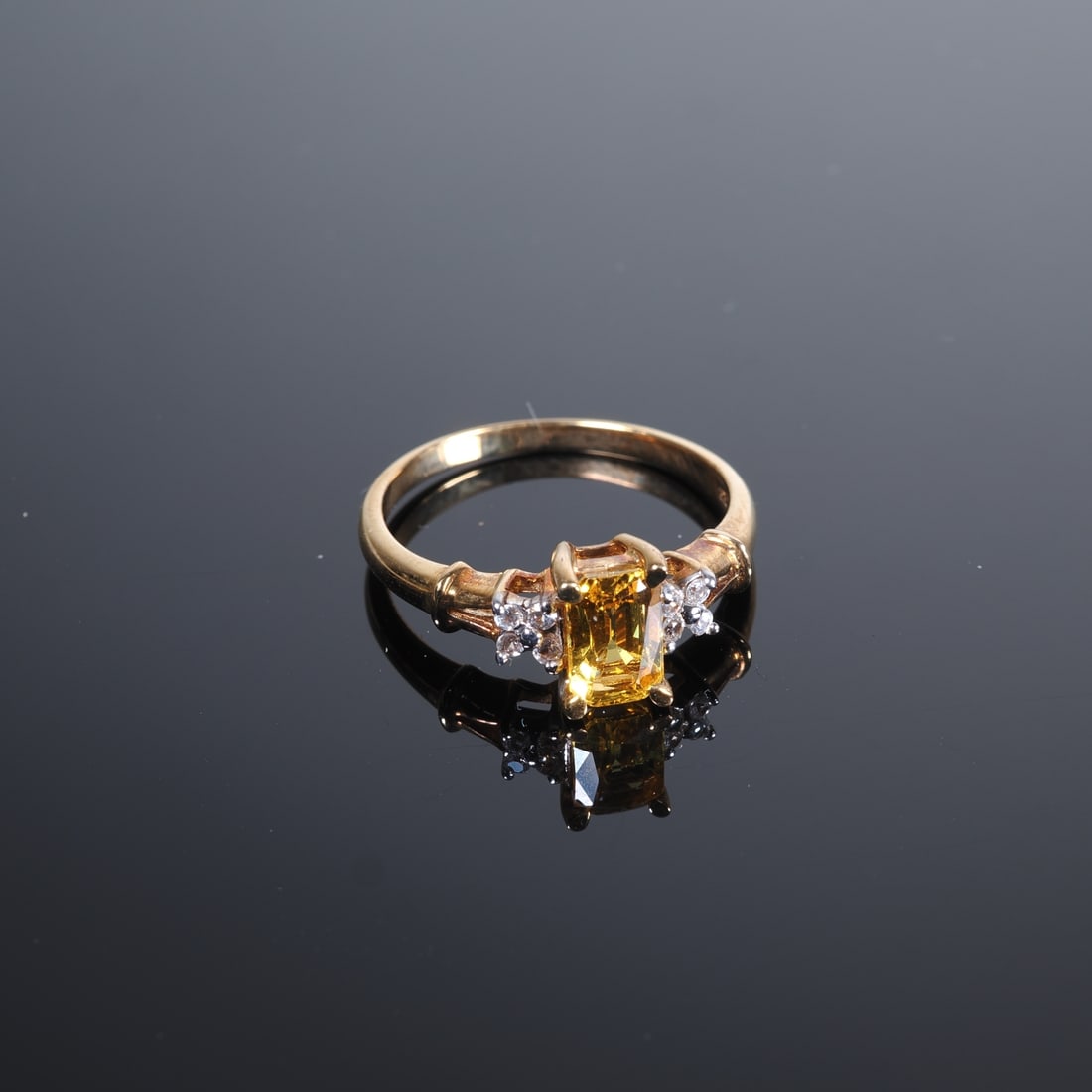 Yellow Sapphire Gold Ring: Yellow Sapphire Gold Ring9ct yellow gold, 375/000 fineness, ring head set with a yellow octagonal-cut sapphire from Madagascar, approx. 0.98ct, ring shoulders set with 8 white sapphires, virtually as