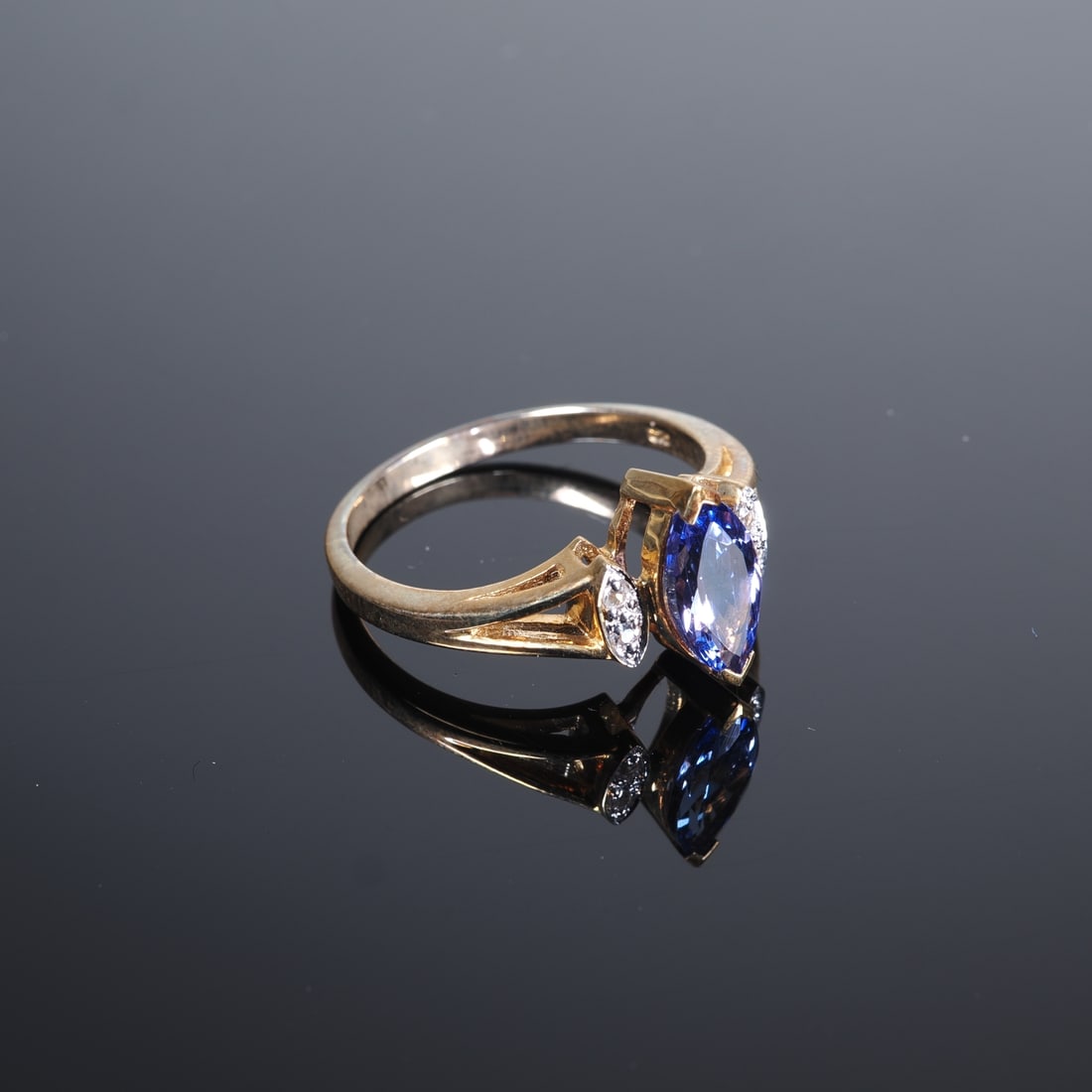 Tanzanite Gold Ring: Tanzanite Gold Ring9ct yellow gold, 375/000 fineness, ring head set with one tanzanite, approx. 0.89ct, ring shoulders set with 4 white sapphires, virtually new and unworn, inner diameter 17mm, ring