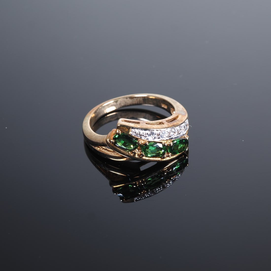 AAA Tsavorite ladies’ gold ring: AAA Tsavorite ladies’ gold ring9ct yellow gold, 375/000 fineness, ring head set with 3 oval-cut tsavorites from Kenya, approx. 0.61ct, ring shoulders set with 2 white sapphires, virtually as new