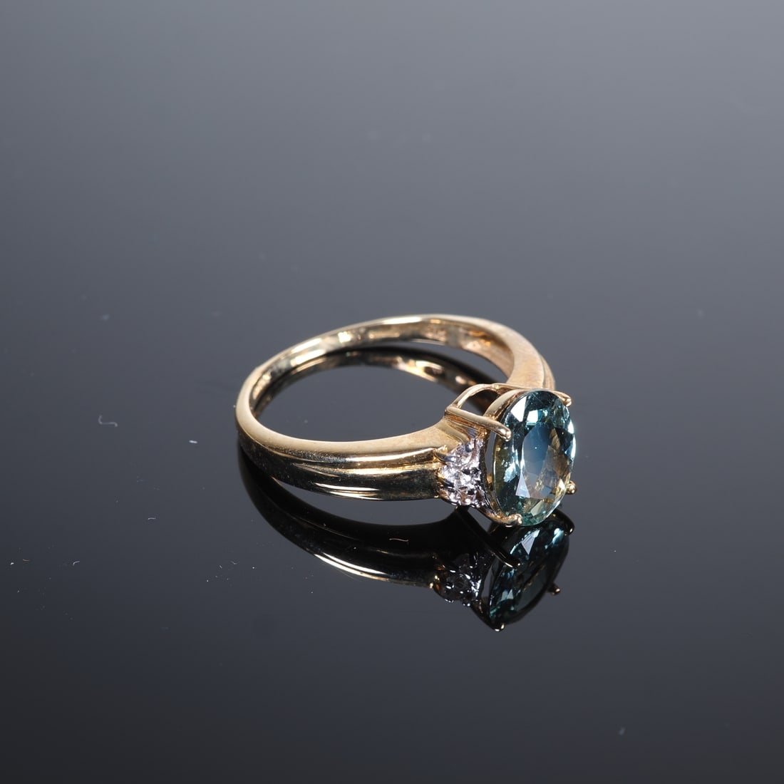 Mint-coloured Namibian tourmaline gold ring: Mint-coloured Namibian tourmaline gold ring9ct yellow gold, 375/000 fineness, ring head set with a mint-coloured oval-cut tourmaline from Namibia, approx. 1.36ct, ring shoulders set with 6 white