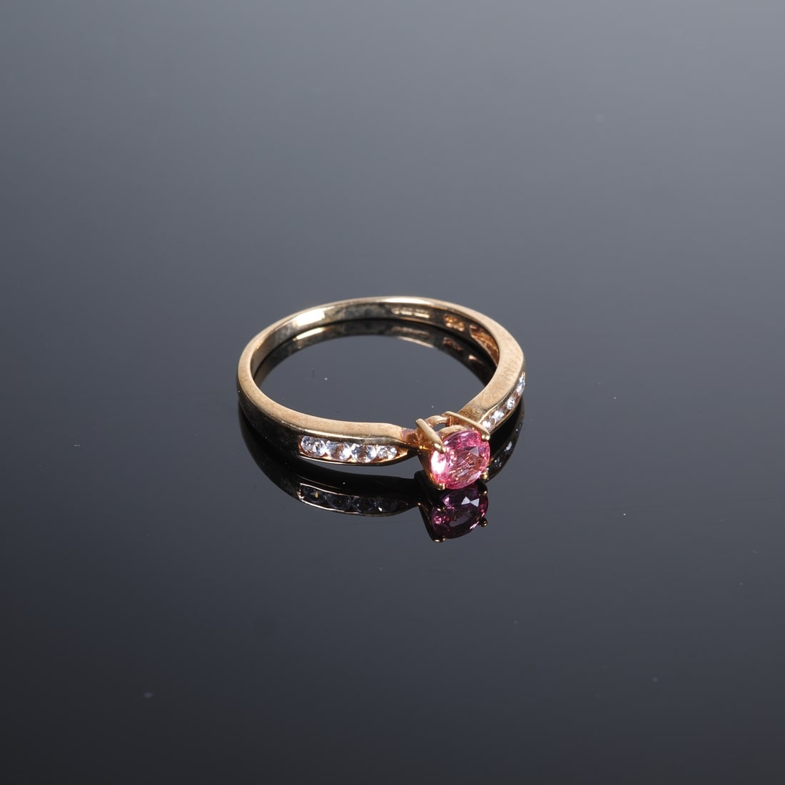 Padparadscha Sapphire Gold Ring: Padparadscha Sapphire Gold Ring9ct yellow gold, 375/000 fineness, ring head set with a pink Padparadscha sapphire from Sri Lanka, approx. 0.34ct, ring shoulders set with 2 white sapphires, virtually