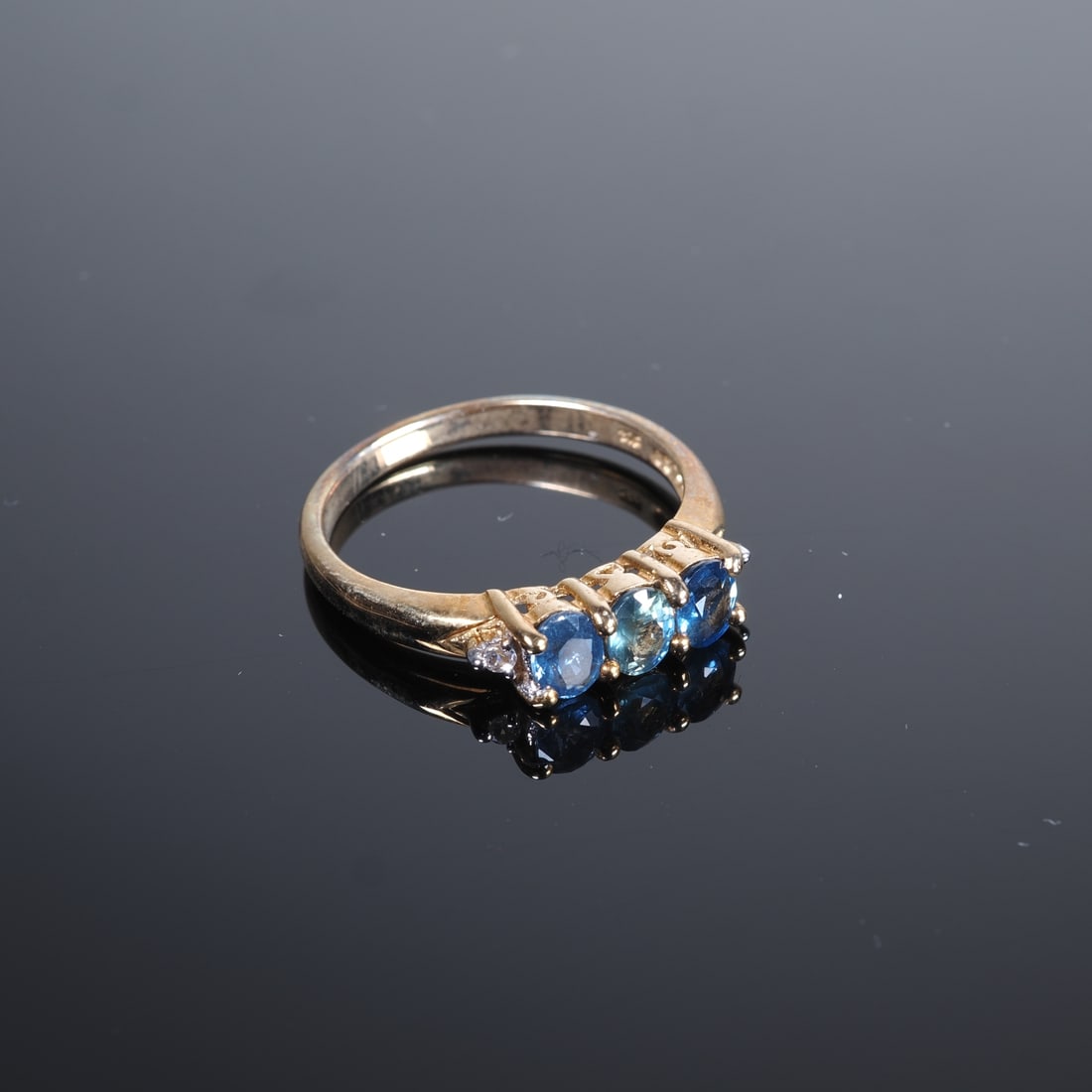 Kanchanaburi Sapphire Gold Ring: Kanchanaburi Sapphire Gold Ring9ct yellow gold, 375/000 fineness, ring head set with 3 oval-cut sapphires from Thailand, approx. 0.84ct, ring shanks set with white sapphires, virtually as new and