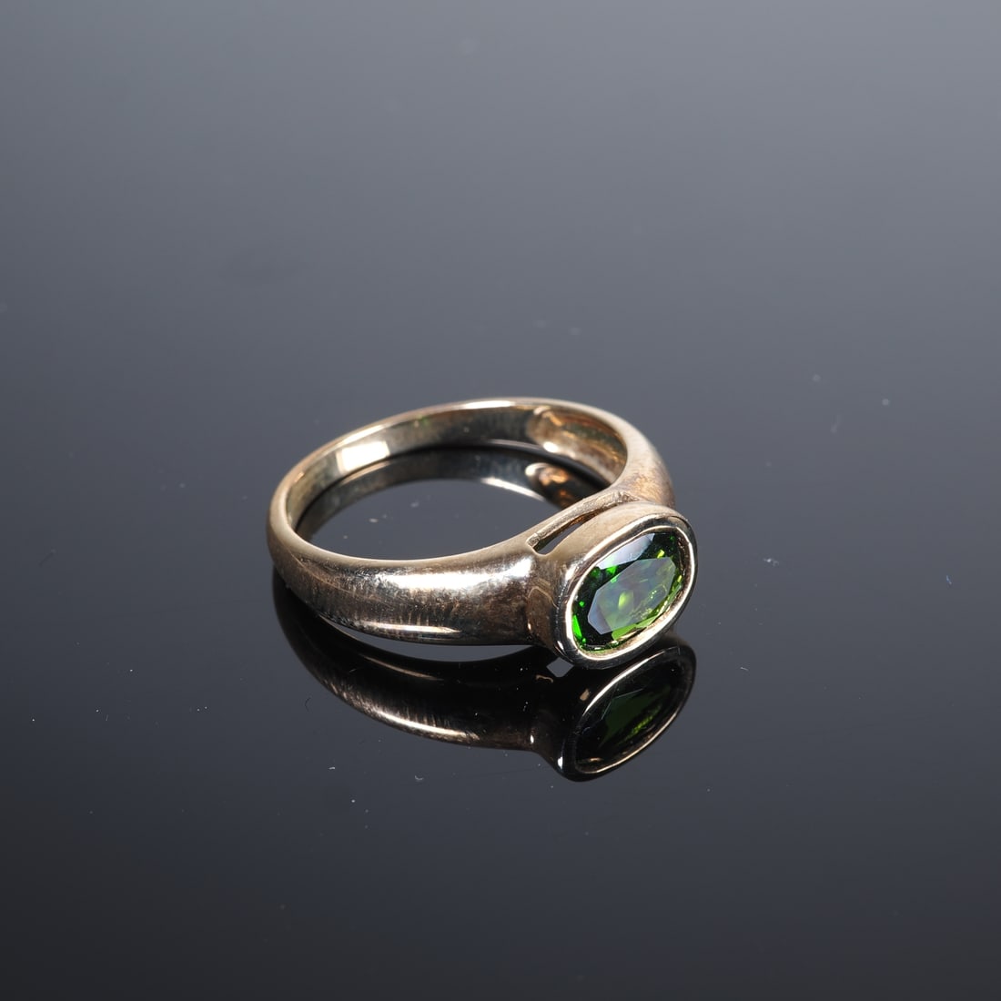 Russian Diopside Gold Ring: Russian Diopside Gold Ring9ct yellow gold, 375/000 fineness, ring head set with an oval-cut diopside from Russia, approx. 1.01ct, in almost new condition and unworn, inner diameter 17mm, ring size