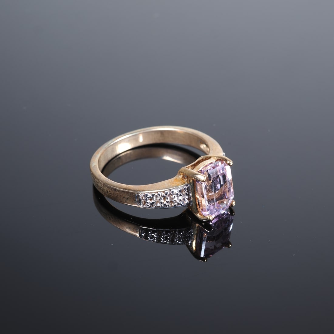 Kunzite Gold Ring: Kunzite Gold Ring9ct yellow gold, 375/000 fineness, ring head set with an octagonal-cut kunzite, approx. 1.64ct, ring shoulders set with 16 white sapphires, virtually as new and unworn, inner