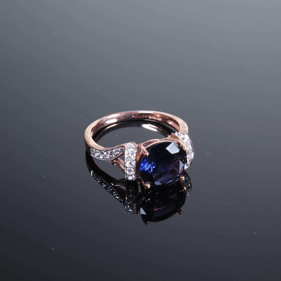 Ceylon iolite gold ring: Ceylon iolite gold ring9ct rose gold, 375/000 fineness, ring head set with a round-cut iolite from Sri Lanka, approx. 1.682ct, ring shoulders set with zircons, virtually new and unworn, inner
