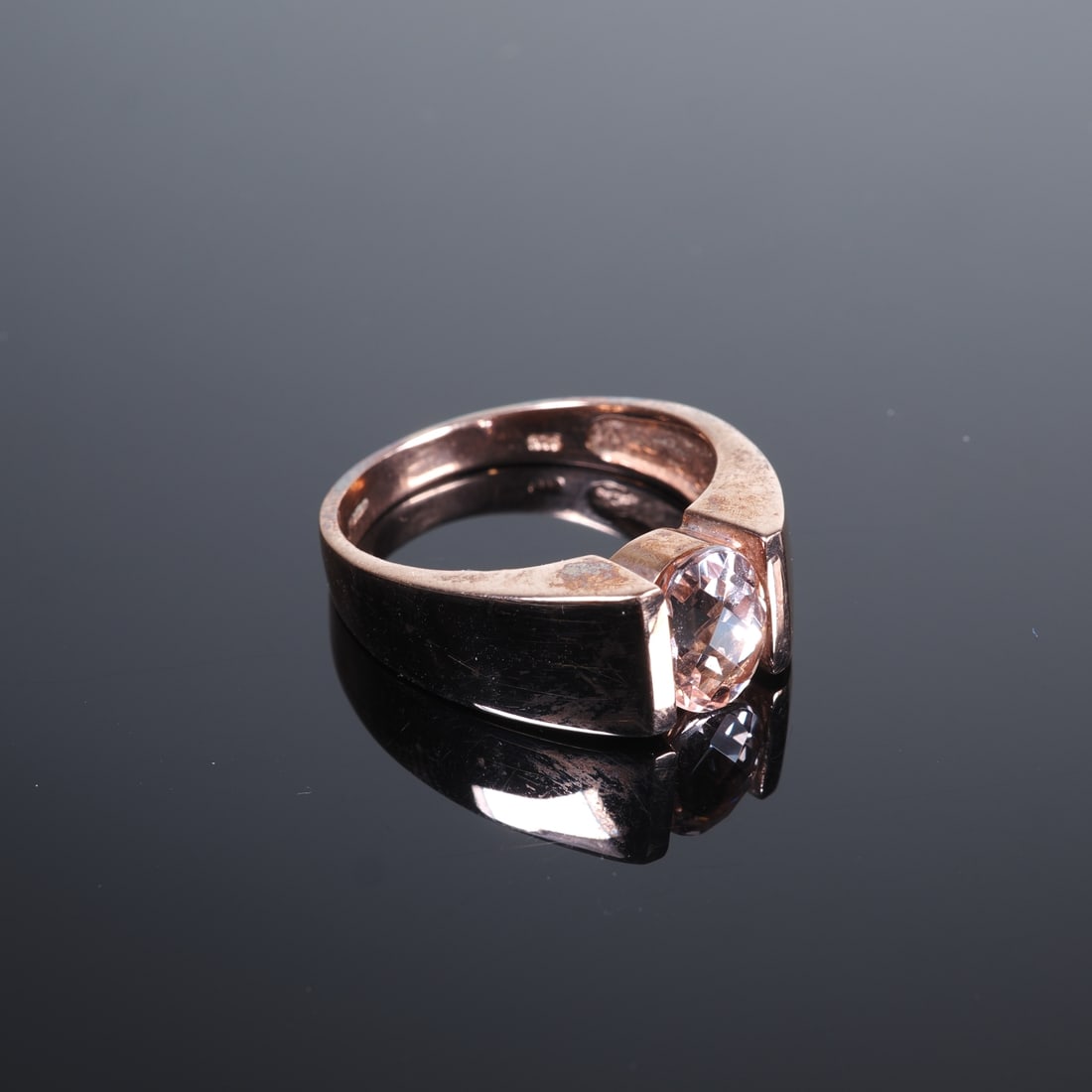 Nigerian Morganite ladies’ ring, 9ct rose gold: Nigerian Morganite ladies’ ring, 9ct rose gold9ct rose gold, 375/000 fineness, ring head set with an oval-cut morganite from Nigeria approx. 0.81ct., virtually as new and unworn, inner diameter
