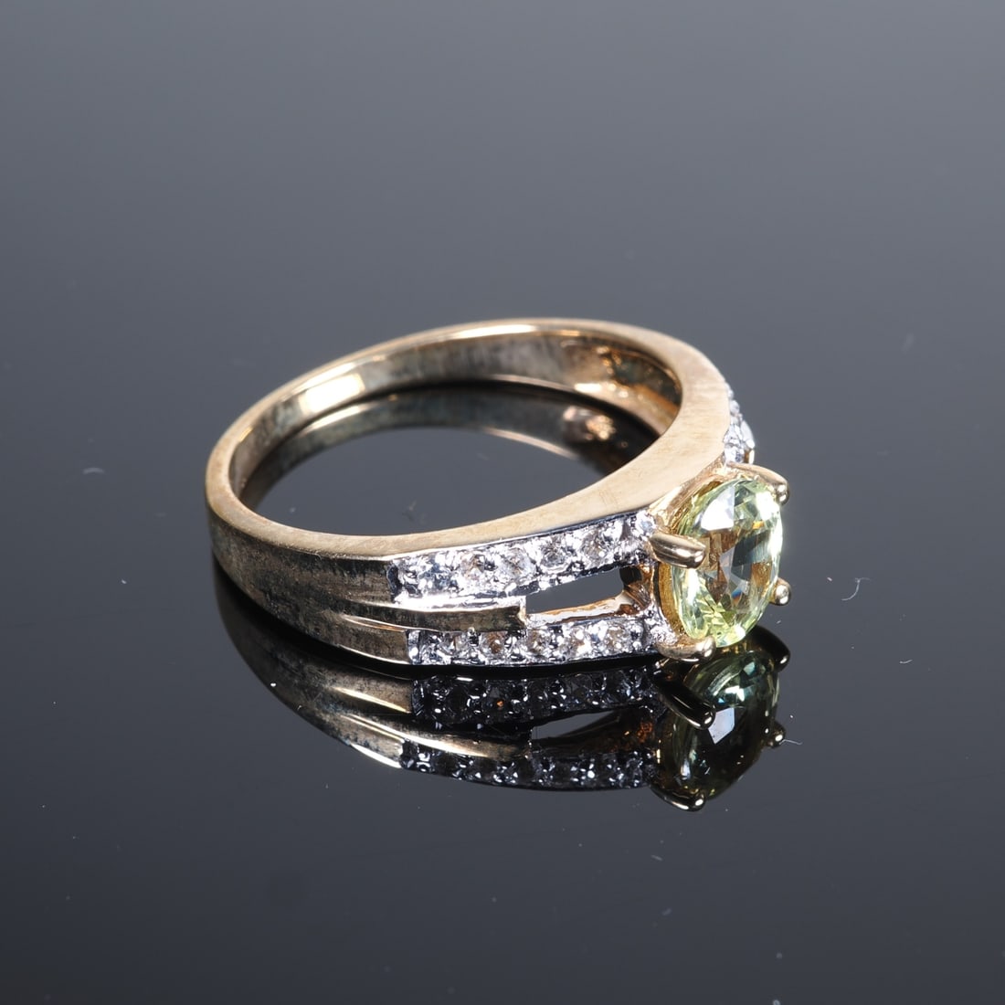 Brazilian chrysoberyl gold ring: Brazilian chrysoberyl gold ring9ct yellow gold, 375/000 fineness, ring head set with a Brazilian chrysoberyl in an oval cut, approx. 0.84ct, ring shoulders set with 20 zircons, virtually as new and