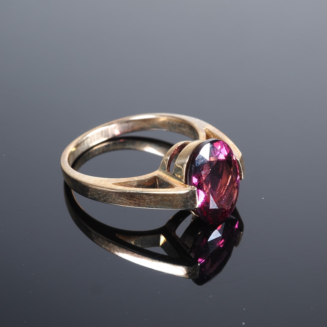 Magenta Garnet Gold Ring: Magenta Garnet Gold Ring9ct yellow gold, 375/000 fineness, ring head set with a large oval magenta garnet approx. 3.4ct, virtually new and unworn, inner diameter 17mm, ring size 53/54. Total weight