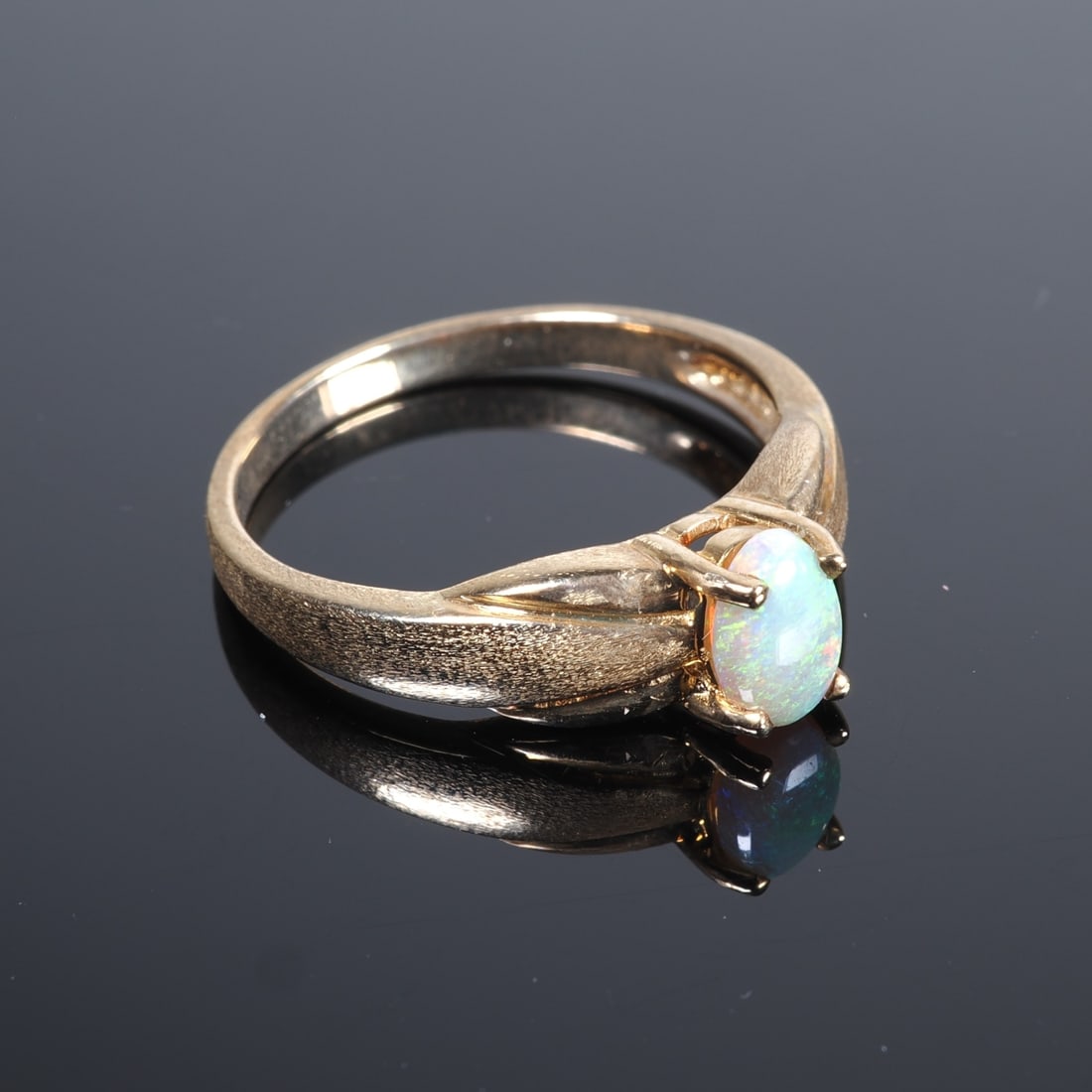 Lightning Ridge Black Opal Gold Ring: Lightning Ridge Black Opal Gold Ring9ct yellow gold, 375/000 fineness, ring head set with an Australian opal in an oval cabochon cut, approx. 0.17ct, satin-finished exterior, virtually new and