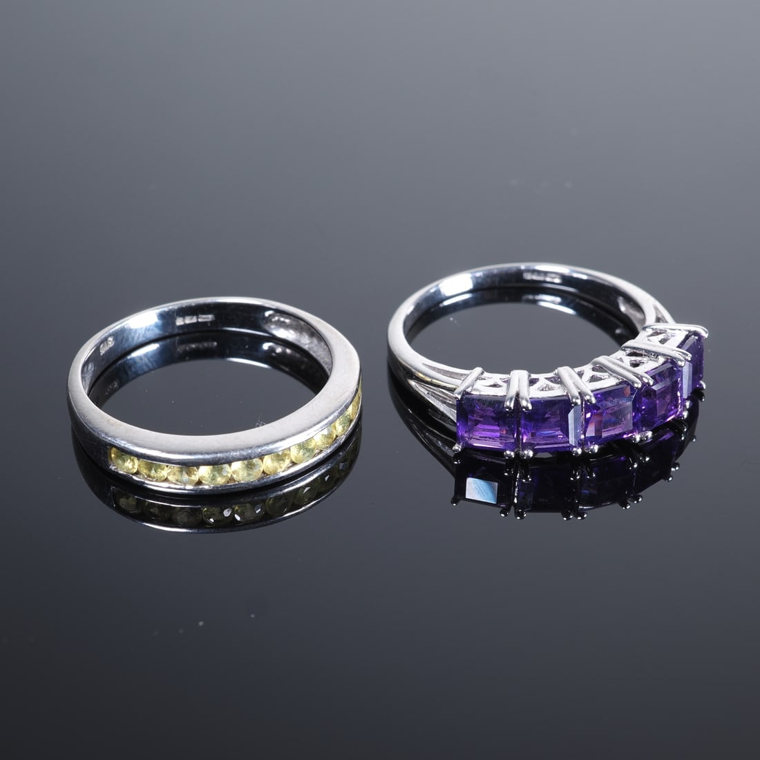 2 ladies’ rings set with gemstones, amethyst & sapphire, 9ct white gold: 2 ladies’ rings set with gemstones, amethyst & sapphire, 9ct white goldboth 375/000 white gold with Juwelo certificates. 1.) Yellow sapphire gold ring 2.) Zambian amethyst gold ring, virtually as