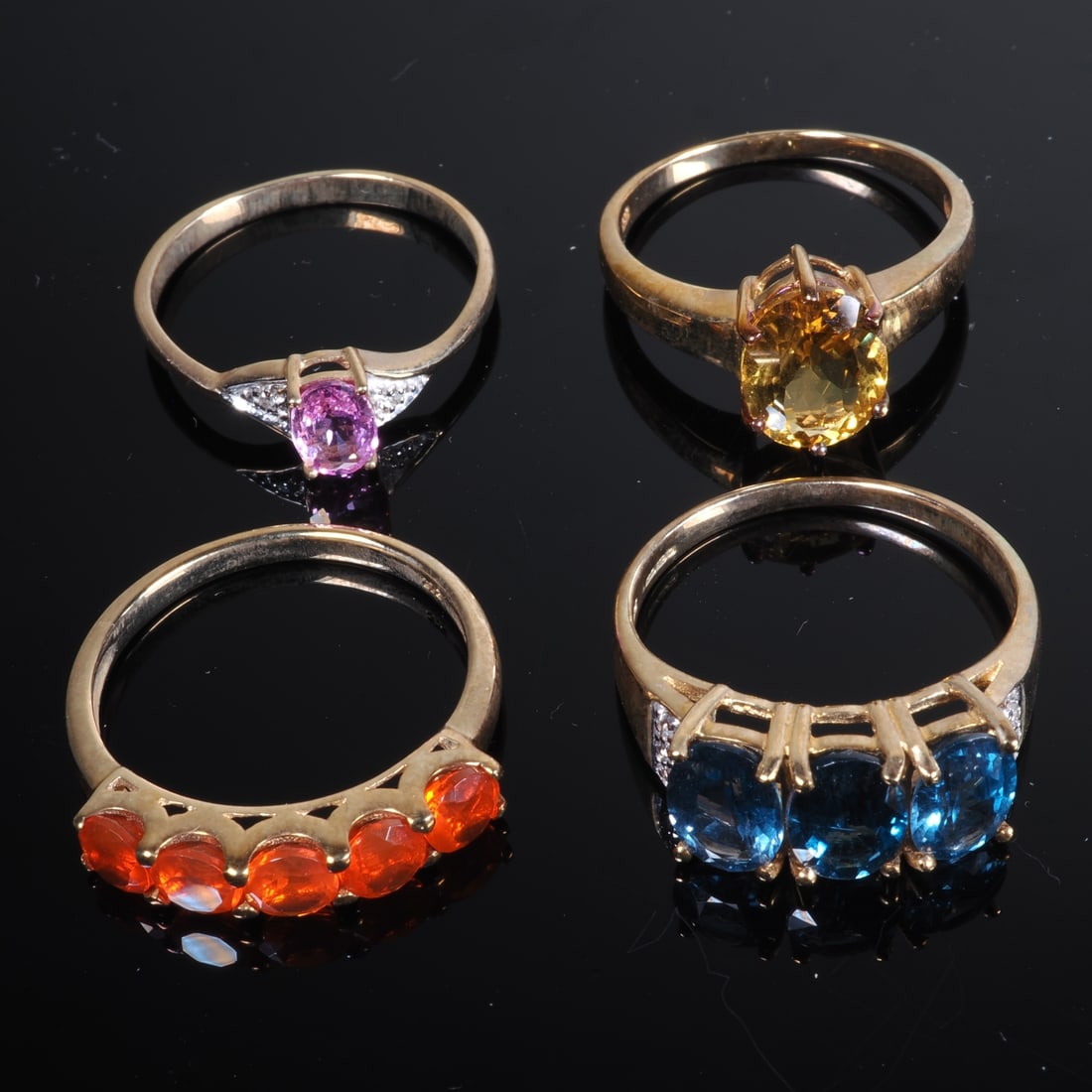 4 ladies’ rings set with stones, 9 carat yellow gold: 4 ladies’ rings set with stones, 9 carat yellow goldAll 375/000 yellow gold with Juwelo certificates. 1.) Imperial Jalisco fire opal gold ring 2.) Peacock kyanite gold ring 3.) Yellow beryl gold