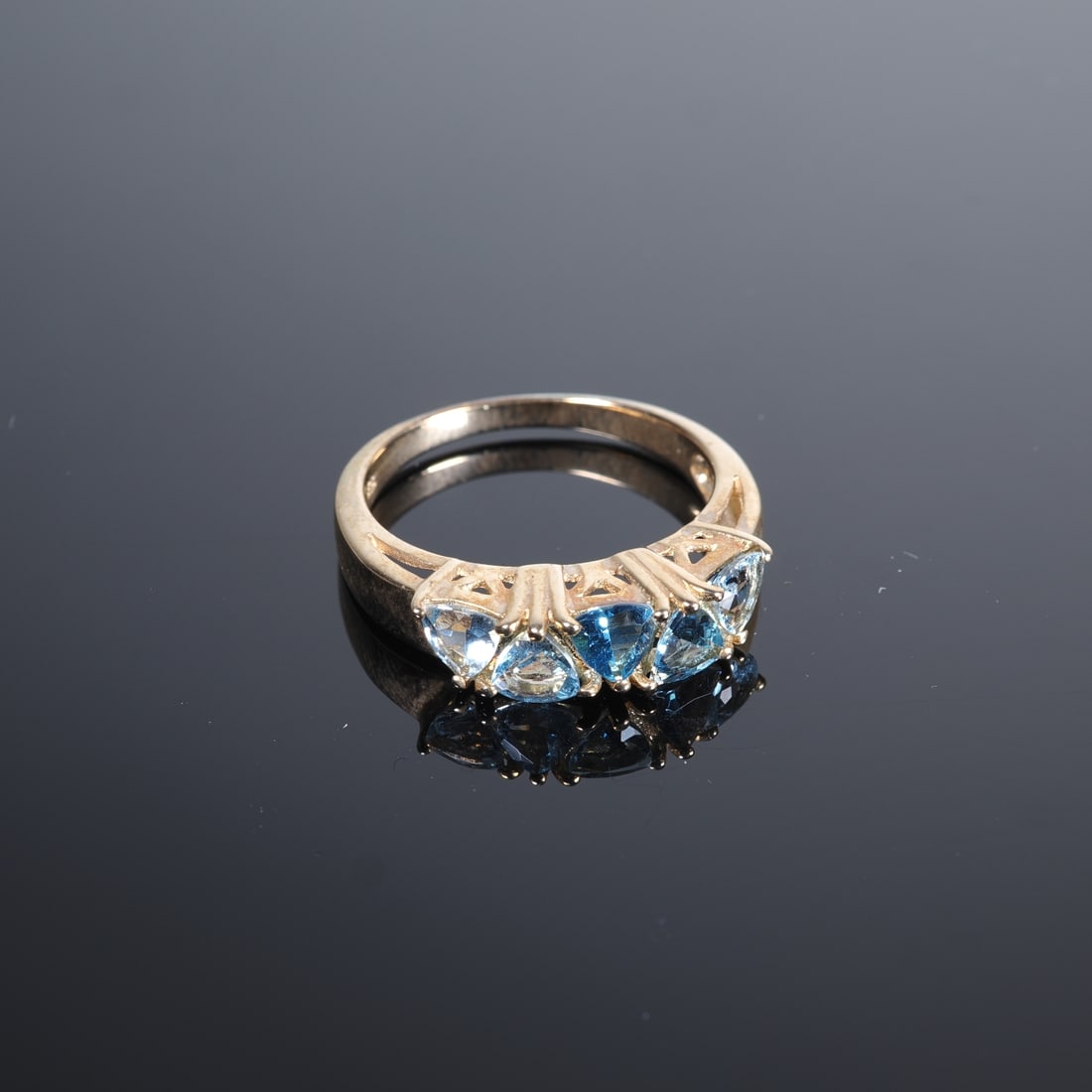 Sao Domingos Aquamarine Gold Ring: Sao Domingos Aquamarine Gold Ring9ct yellow gold, 375/000 fineness, ring head set with 5 trilliant-cut aquamarines from Brazil, approx. 0.97ct, virtually new and unworn, inner diameter 17mm, ring