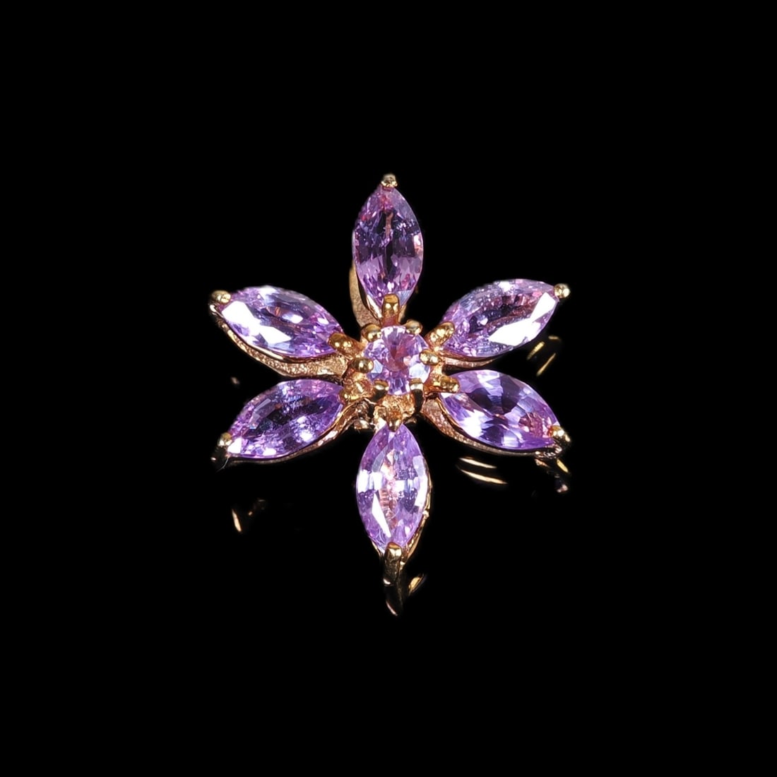 Purple Ceylon sapphire gold pendant in the shape of a flower: Purple Ceylon sapphire gold pendant in the shape of a flower9ct yellow gold, 375/000 fineness, set with 6 purple marquise-cut sapphires, approx. 0.836ct, with a central purple sapphire of approx. 0.1c
