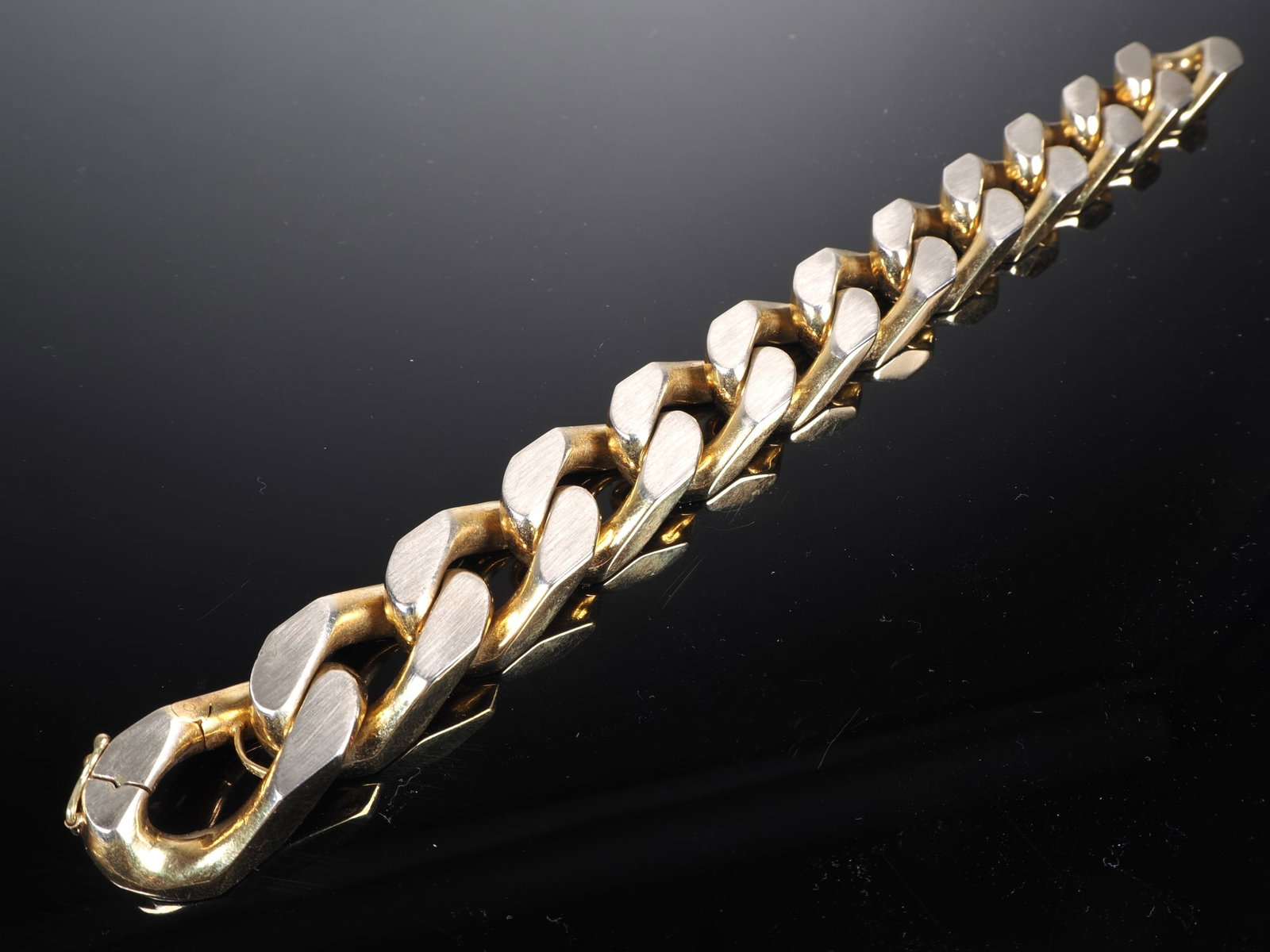 Solid 18-carat gold bracelet in a curb chain style (1 of 5)