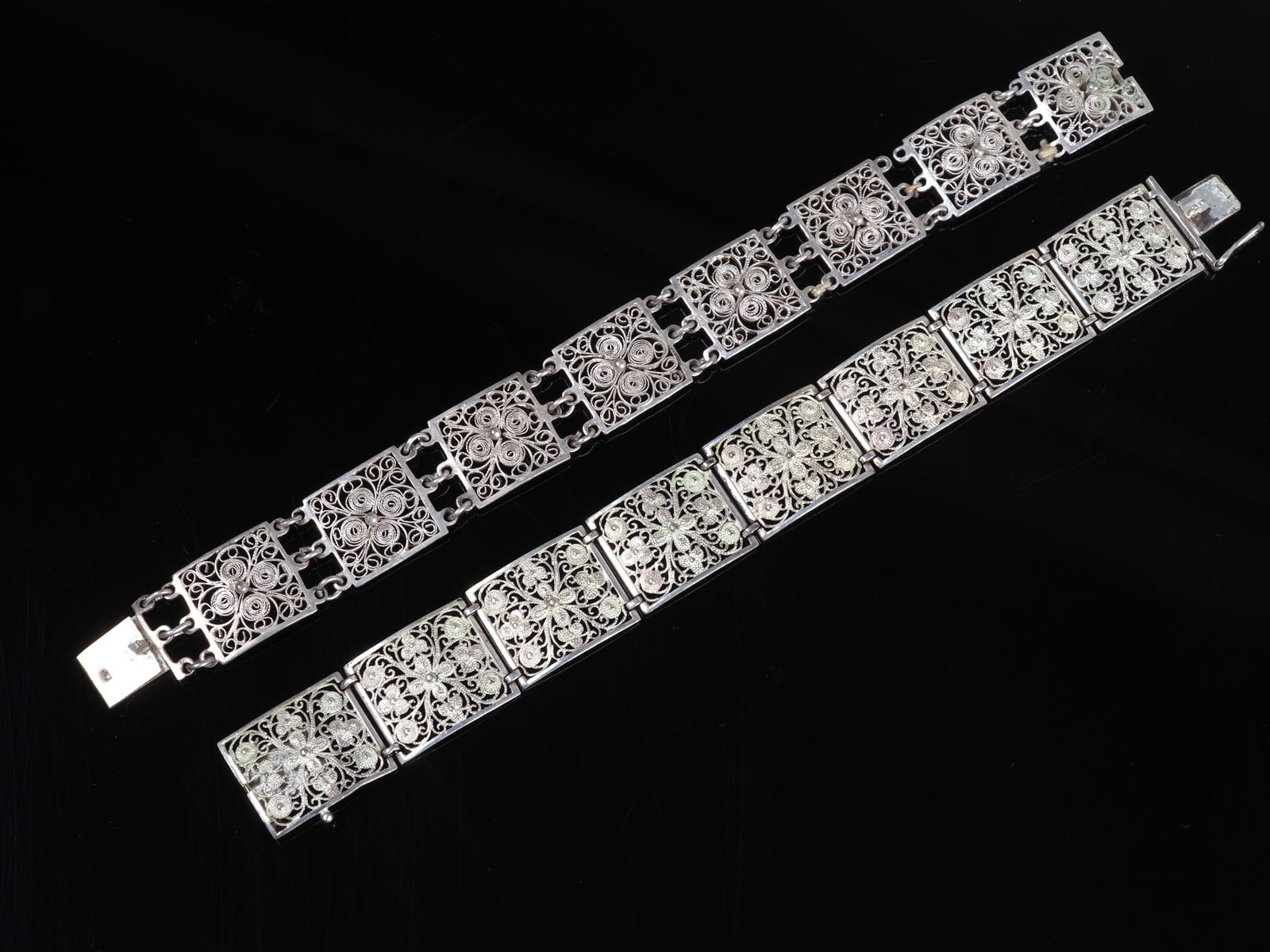 A pair of delicate silver bracelets (1 of 2)