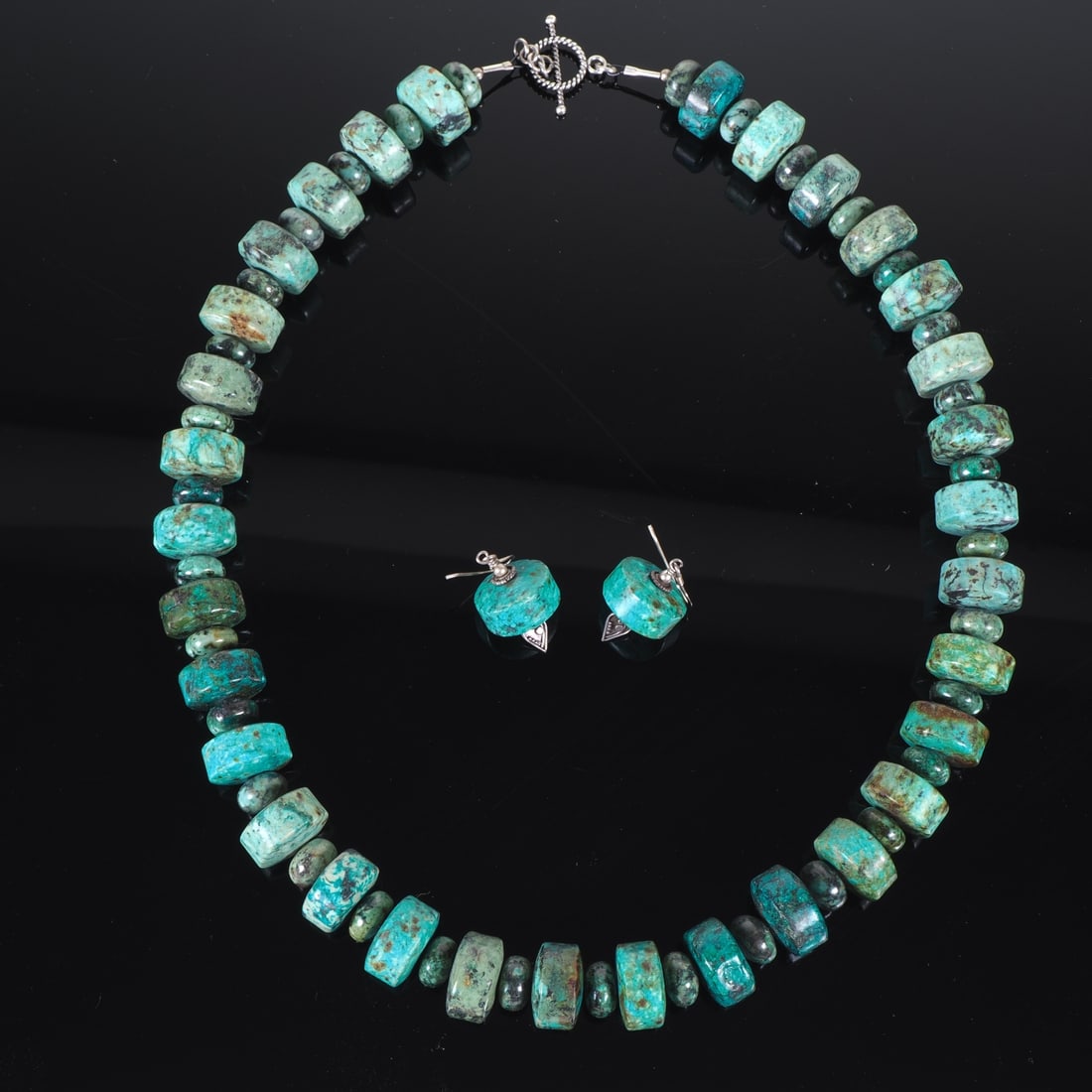 Turquoise jewellery set, necklace and earrings: Turquoise jewellery set, necklace and earringsNecklace and earrings featuring natural turquoise, round-cut, approx. 16 mm in diameter. 925 sterling silver clasps. Total weight 166 g. Necklace length a