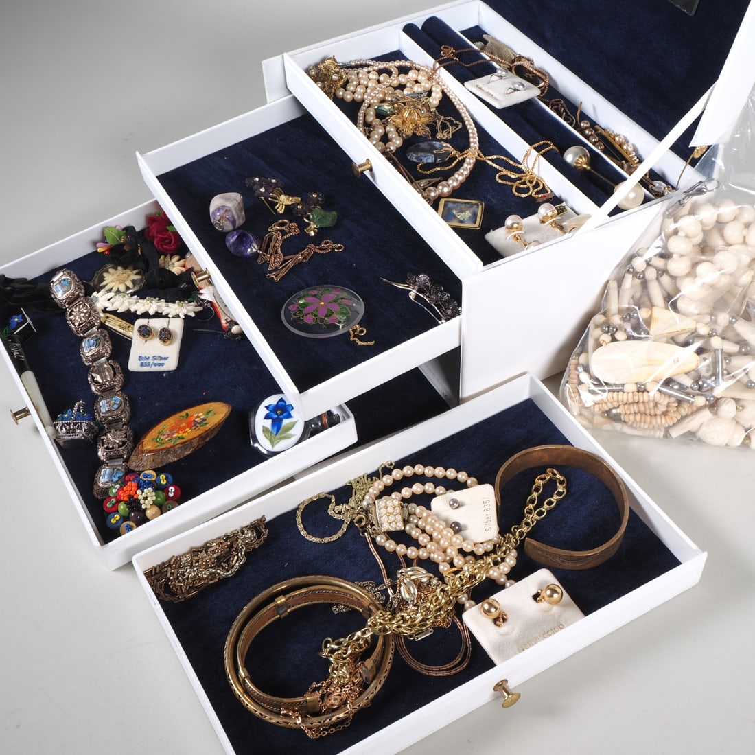 Collection of costume jewellery: Collection of costume jewelleryConsisting of necklaces, brooches, rings, wristwatches and bone jewellery. Made of base metals, but also silver-plated and gold-plated, as well as stones. Large lot, uns
