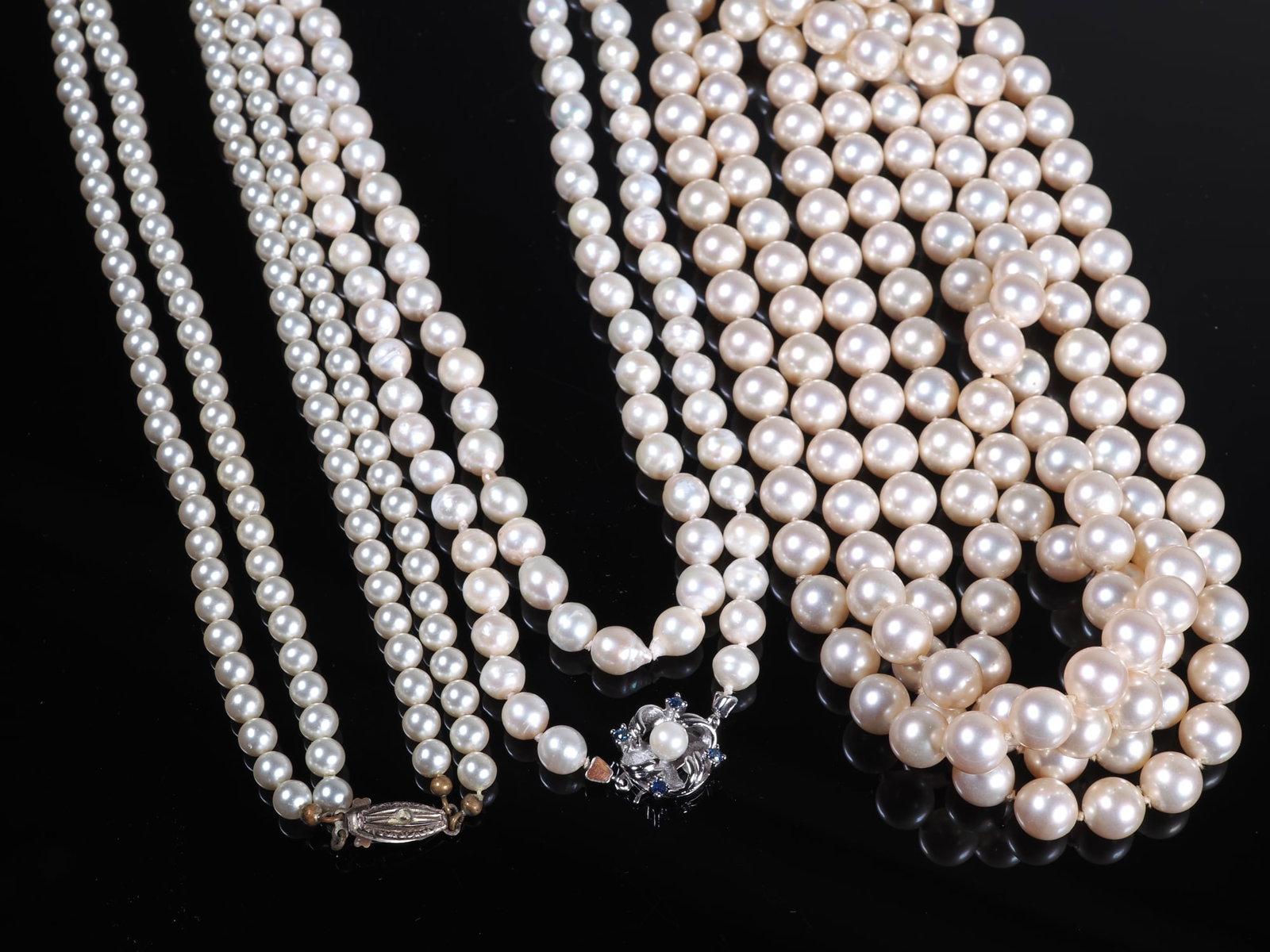 Set of pearl necklaces (1 of 2)