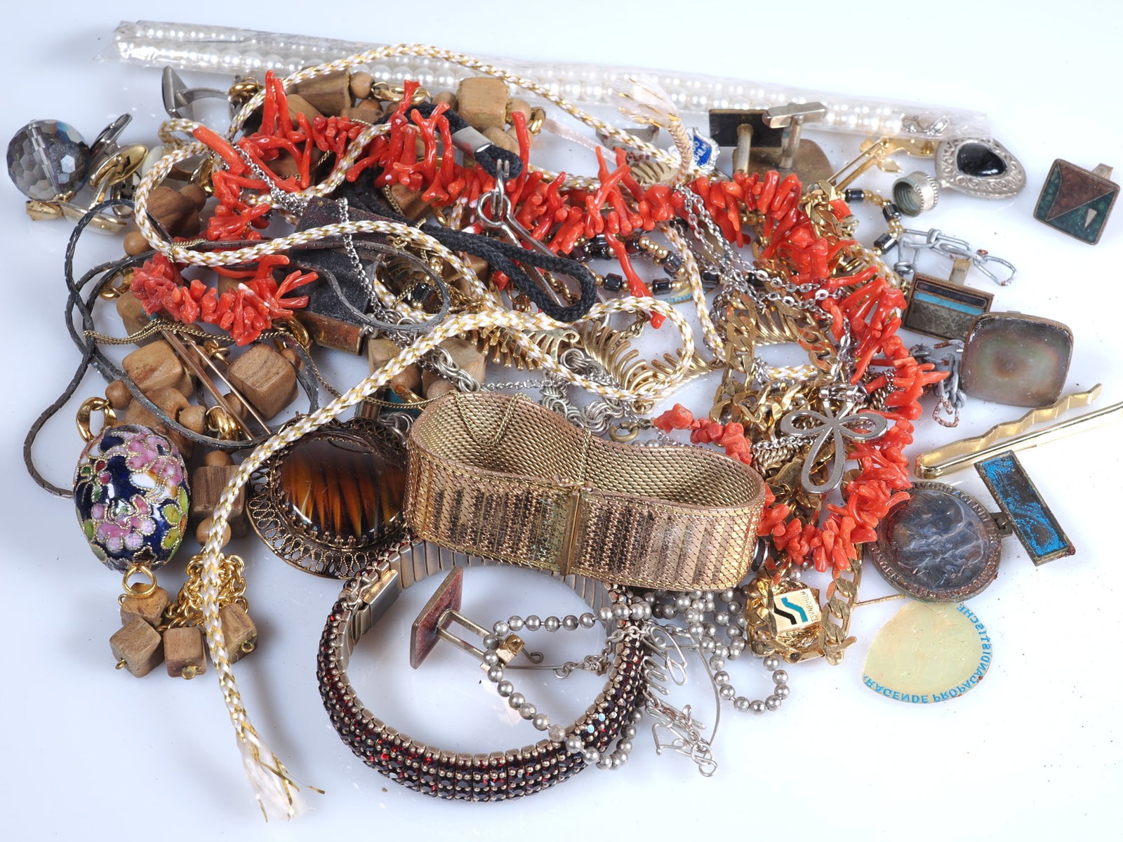 Assortment of costume jewellery (1 of 1)
