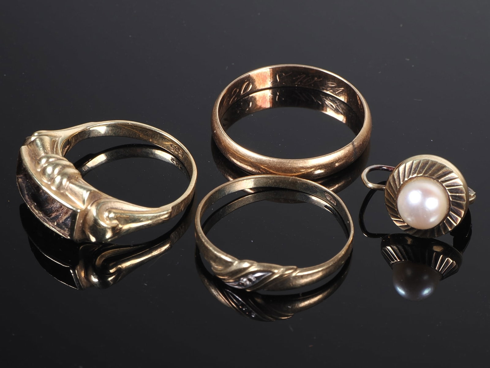 3 old gold rings and a single earring (1 of 1)