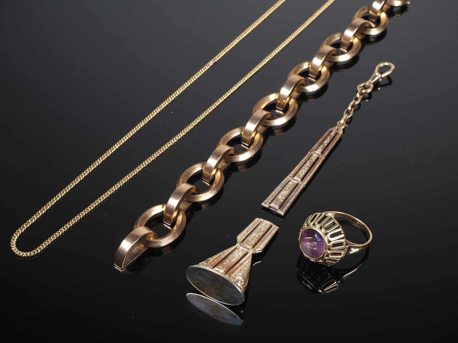 Estate sale: gold jewellery, 8 & 14K: Estate sale: gold jewellery, 8 & 14K8K gold bracelet and necklace, hallmarked "333", total weight 22 g. Bracelet hollow, length 18 cm; necklace length 60 cm. 14K gold ring with a faceted amethyst, inn