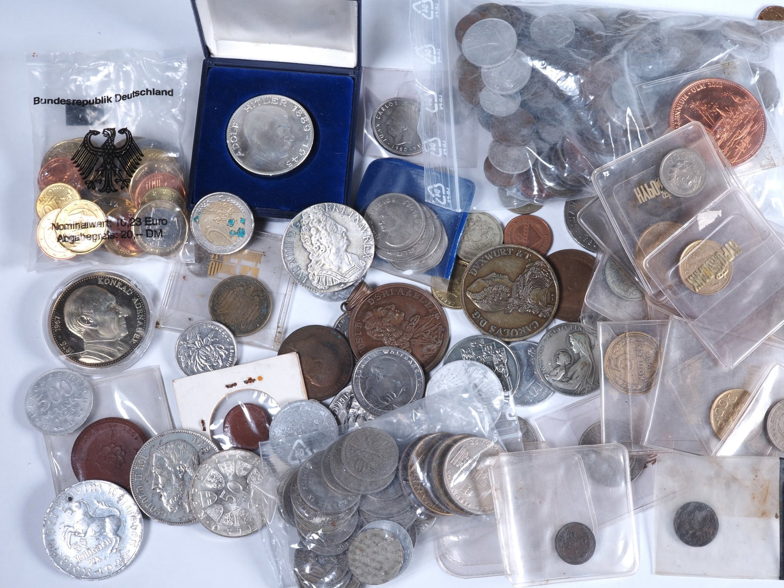 Assortment of coins and medals, some in silver - a treasure trove from an estate (1 of 3)