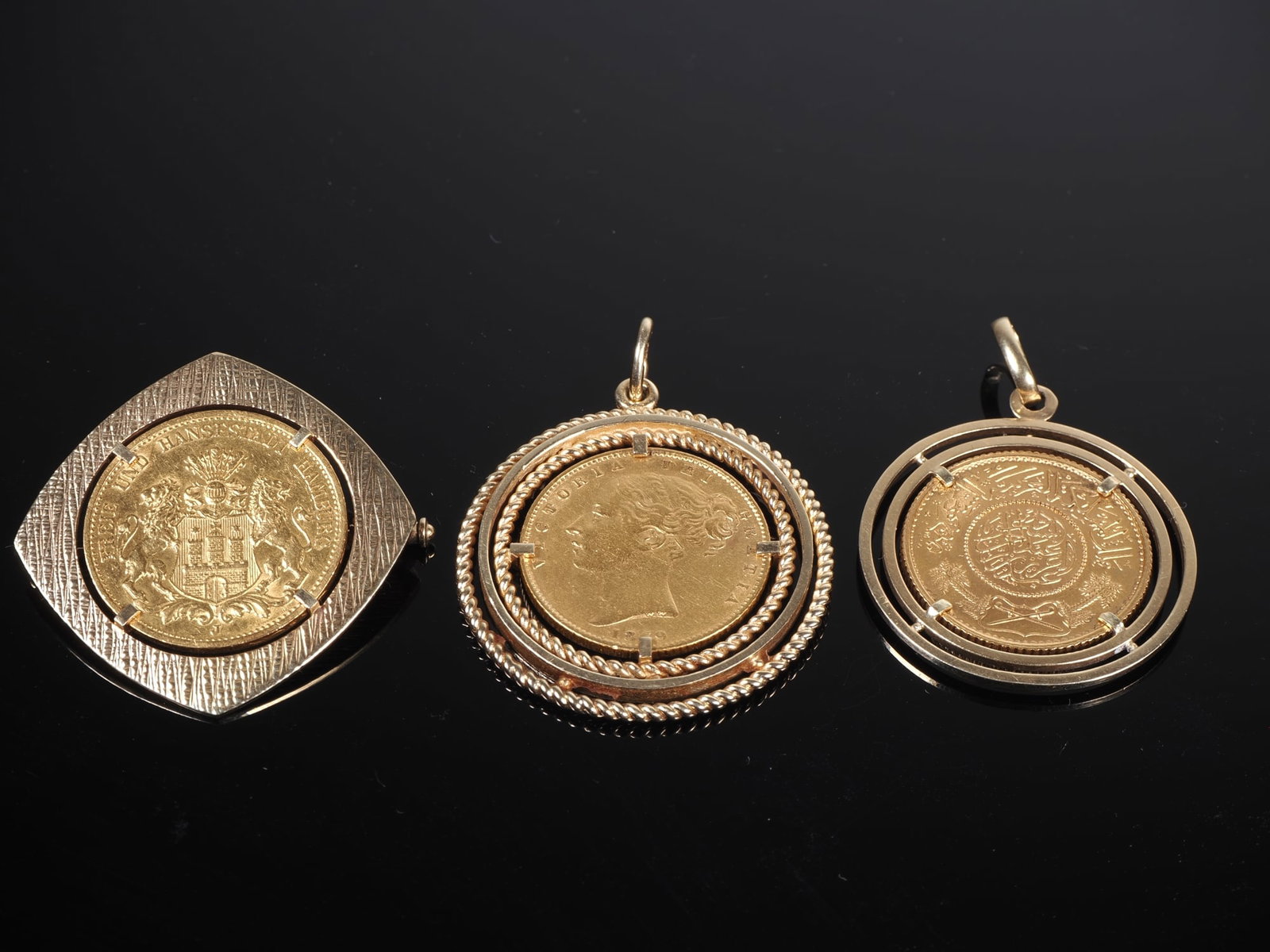 3 gold coin pendants / brooches: Saudi Arabia 1950, British 1869 and Hamburg 1897 (1 of 2)