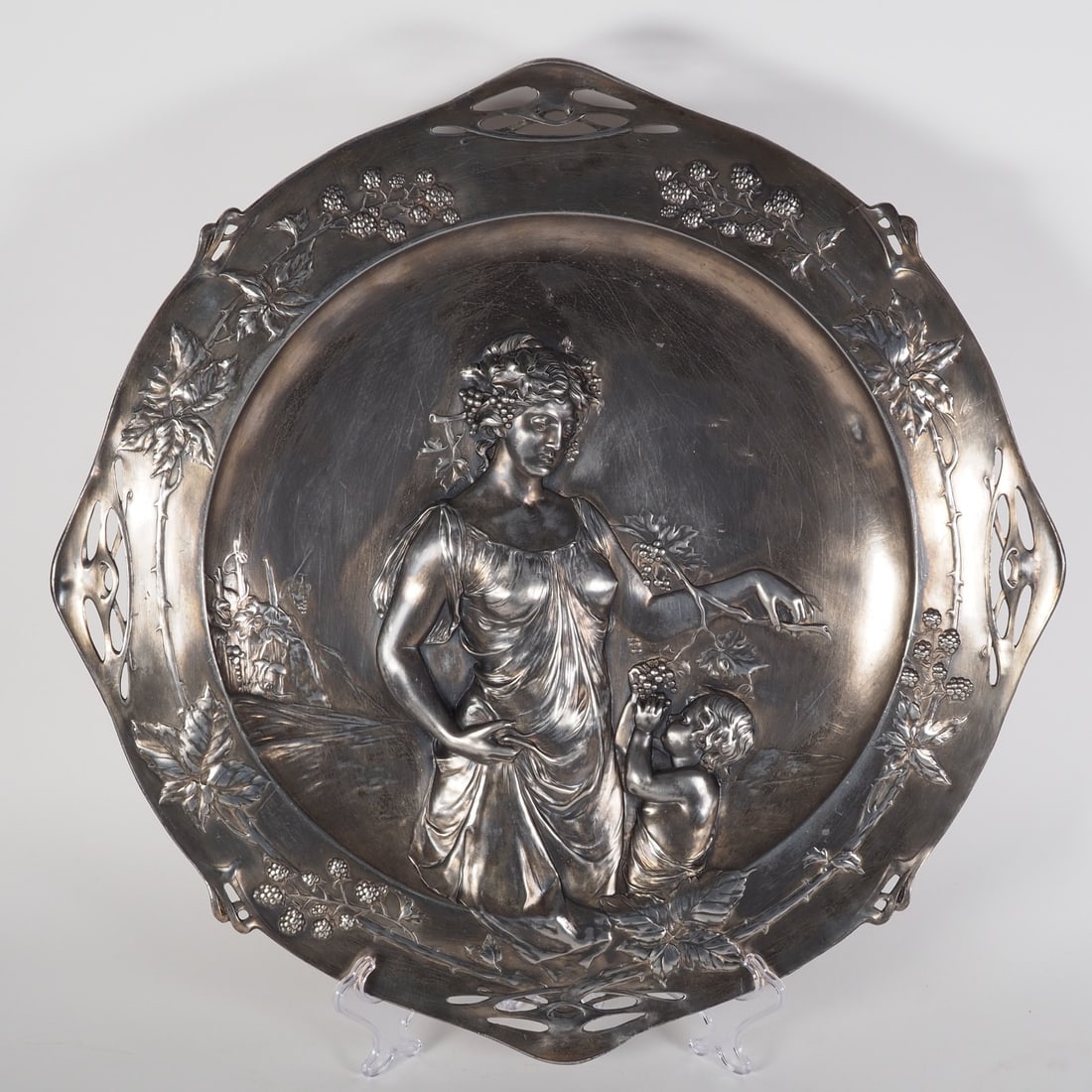 Art Nouveau, large decorative plate, around 1900: Art Nouveau, large decorative plate, around 1900Very large ornamental plate made of silver-plated pewter in relief for hanging. Outside wide frame with vegetal motifs(raspberries or blackberries), par