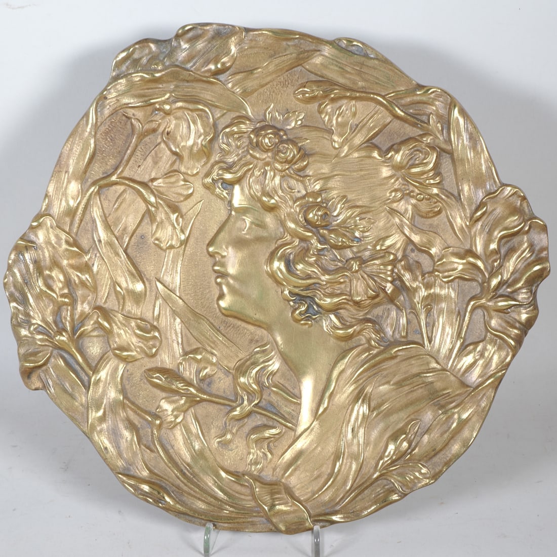 Art Nouveau decorative plate, circa 1900: Art Nouveau decorative plate, circa 1900Made of bronze, featuring a central relief depiction of a woman’s bust in profile, with the outer rim adorned with garlands of flowers and leaves, all rendere