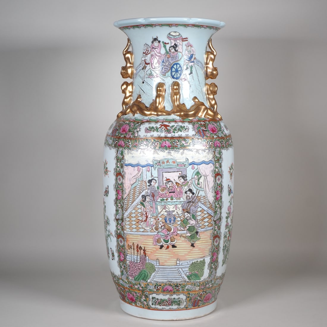 Large vase with Famille Rose decoration, China, 19th/20th century (1 of 6)