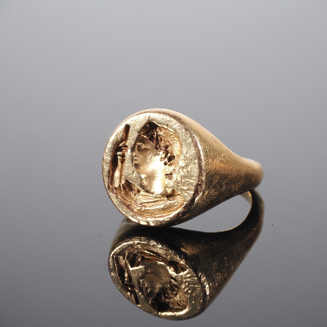 Ancient Roman signet gold ring with ruler's seal, approx. 1st - 2nd century. (1 of 7)