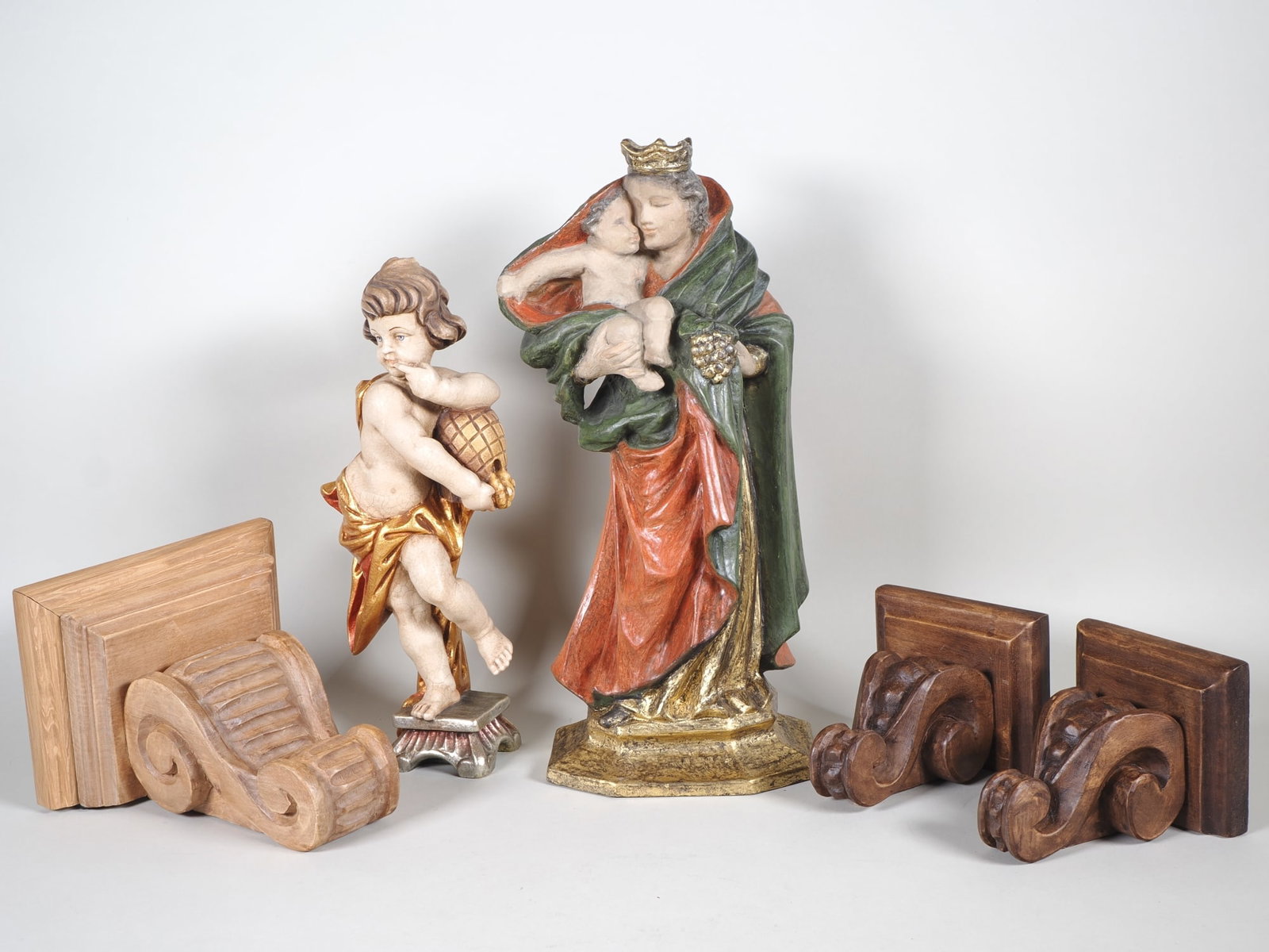 Pair of sacred wooden figures, with 3 small wall brackets: Pair of sacred wooden figures, with 3 small wall bracketsbased on a Gothic Madonna and Child from around 1500 from the Altdorf Museum, height 35 cm. A putto with a beehive, height 29 cm. Plus 3 small