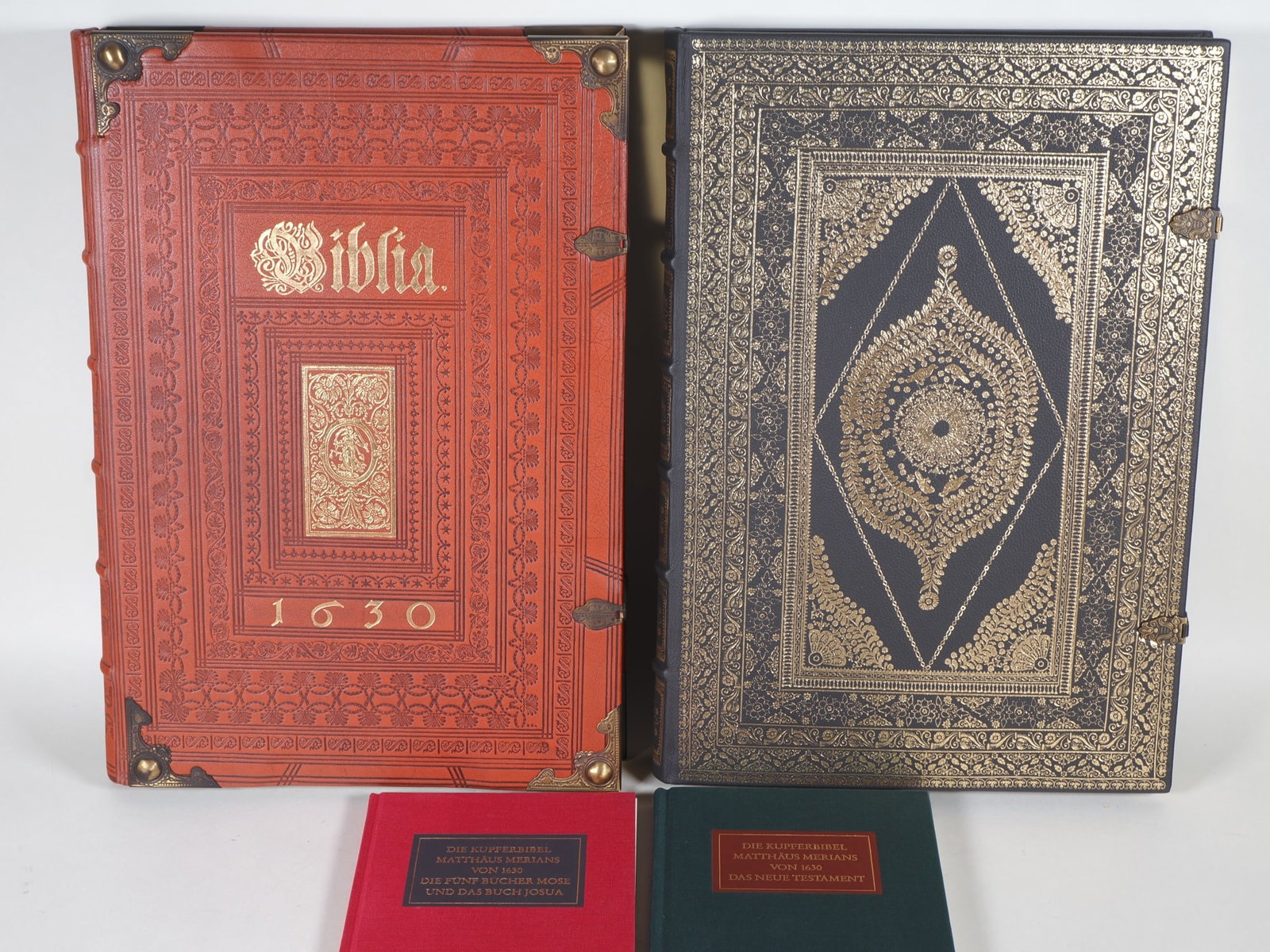 Pair of large, magnificent Bible editions, based on an antique model from 1630. (1 of 6)
