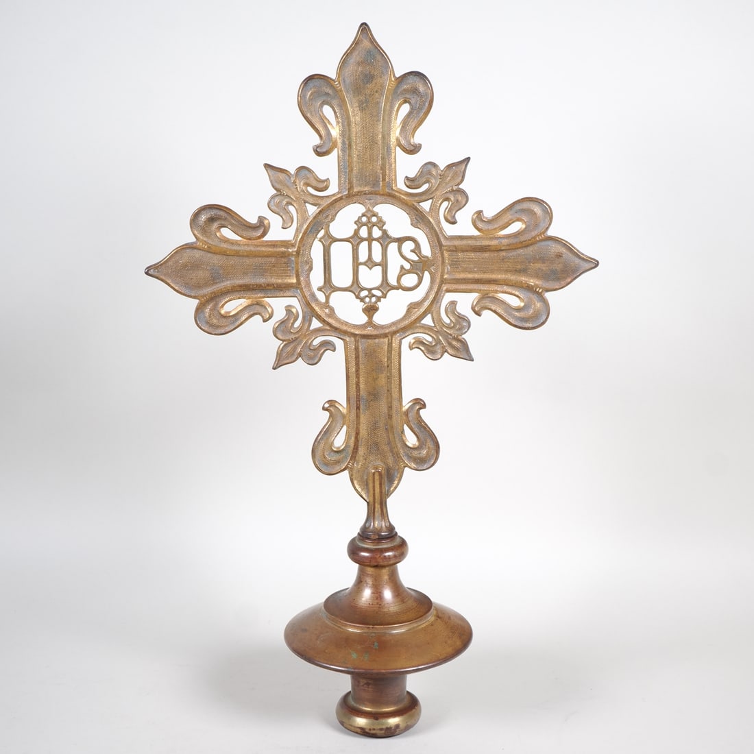 Large Christian flag tip IHS, mid-19th century.: Large Christian flag tip IHS, mid-19th century.Large church flag tip made of brass, gold-plated, with Christ monogram "IHS" in the centre. Smooth sleeve for flagpole at the bottom. Height 45 cm.