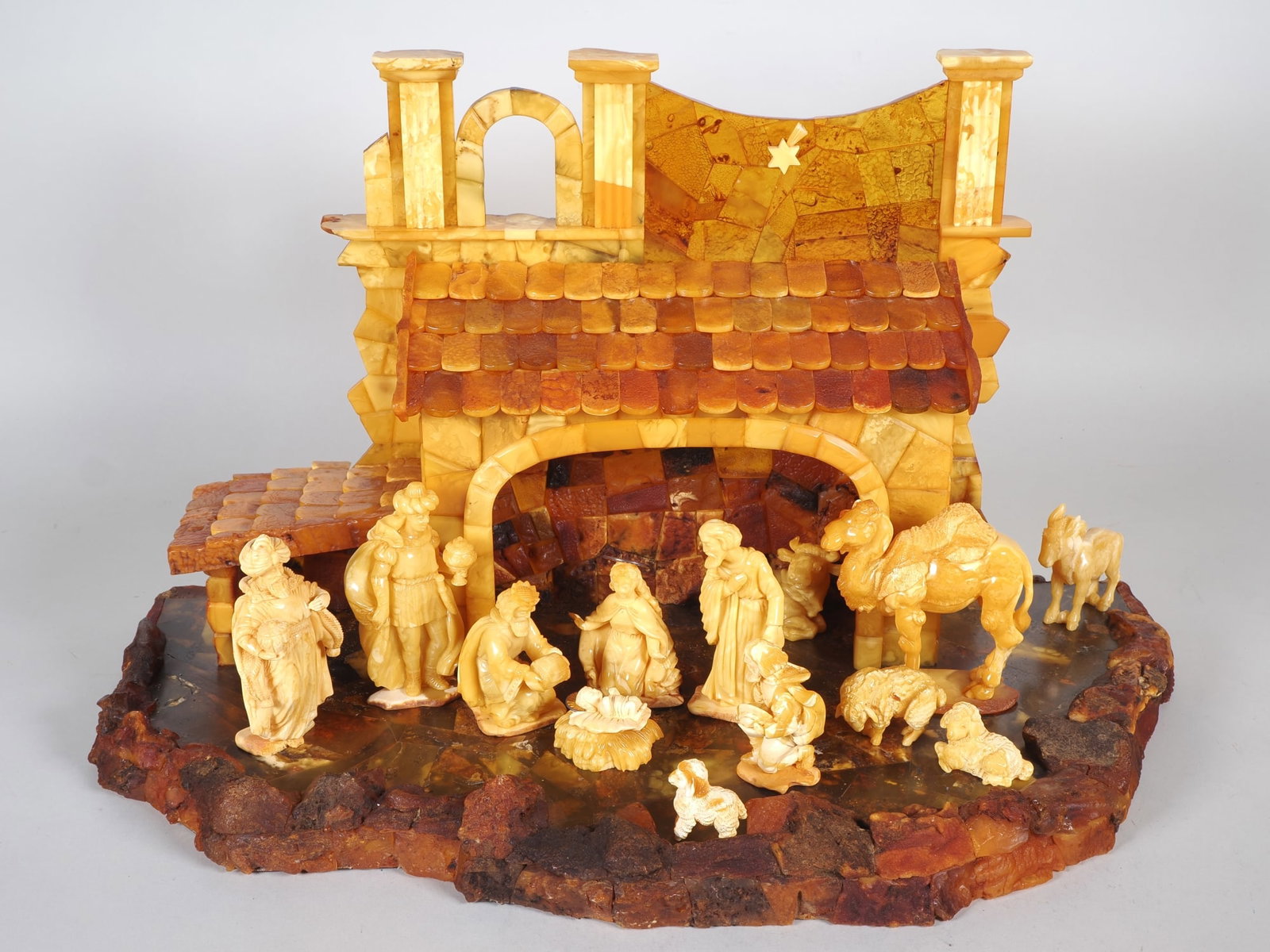 Delicate amber nativity scene with figures, probably from Gda?sk or Königsberg (1 of 6)