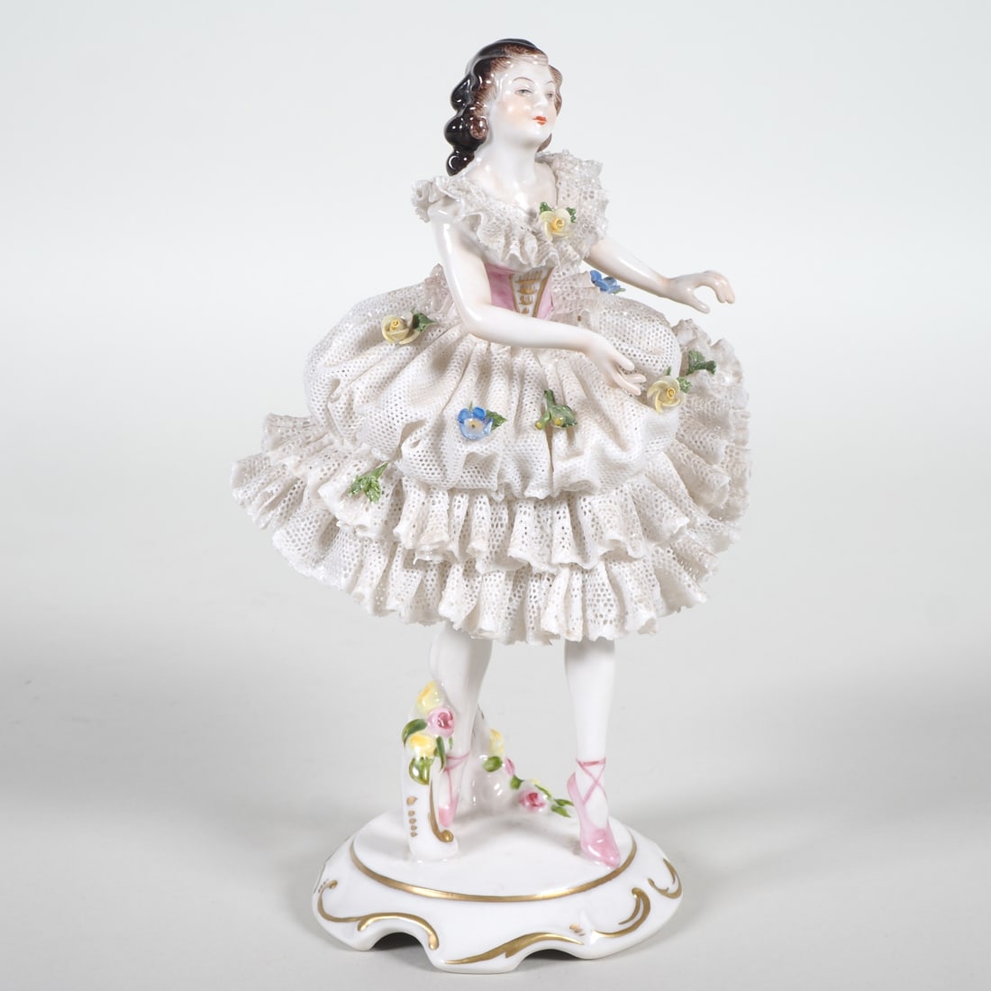 Porcelain ballerina, Aelteste Volkstedter Porzellanmanufaktur: Porcelain ballerina, Aelteste Volkstedter PorzellanmanufakturBallerina in a frilly dress in a dancing pose, dress decorated with delicate flowers. Intact. Height: 18 cm.