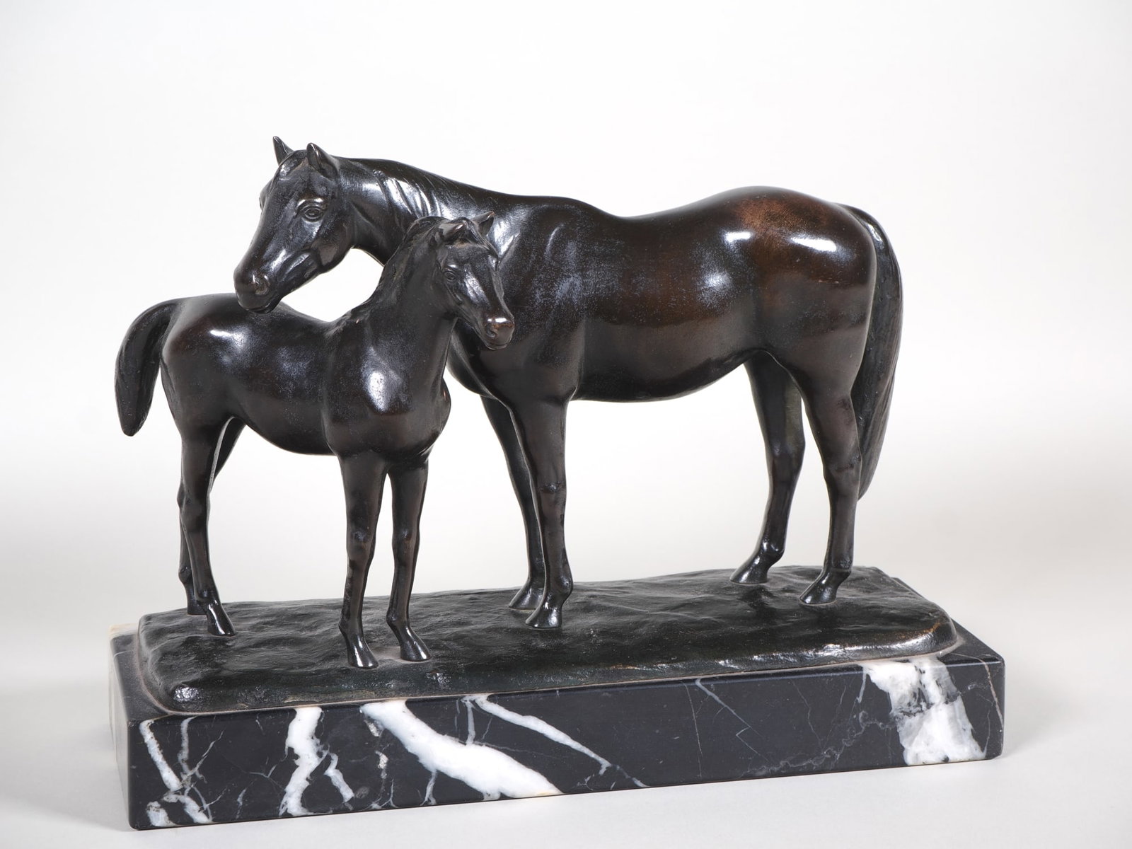 Prof. Möseritz - Mare with Foal, 1867: Prof. Möseritz - Mare with Foal, 1867Rare bronze horse group "Mare with Foal", dark patina, plinth signed "Möseritz" on the edge. Double-screwed to original marble base. Size 18 x 25 cm. Good condit